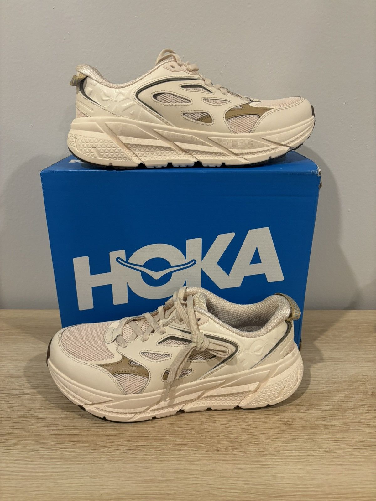 Hoka Hoka one Clifton L “Vanilla Wheat” - Size 8.5W - ships fast! Size US 8.5 / IT 38.5 - 1 Thumbnail