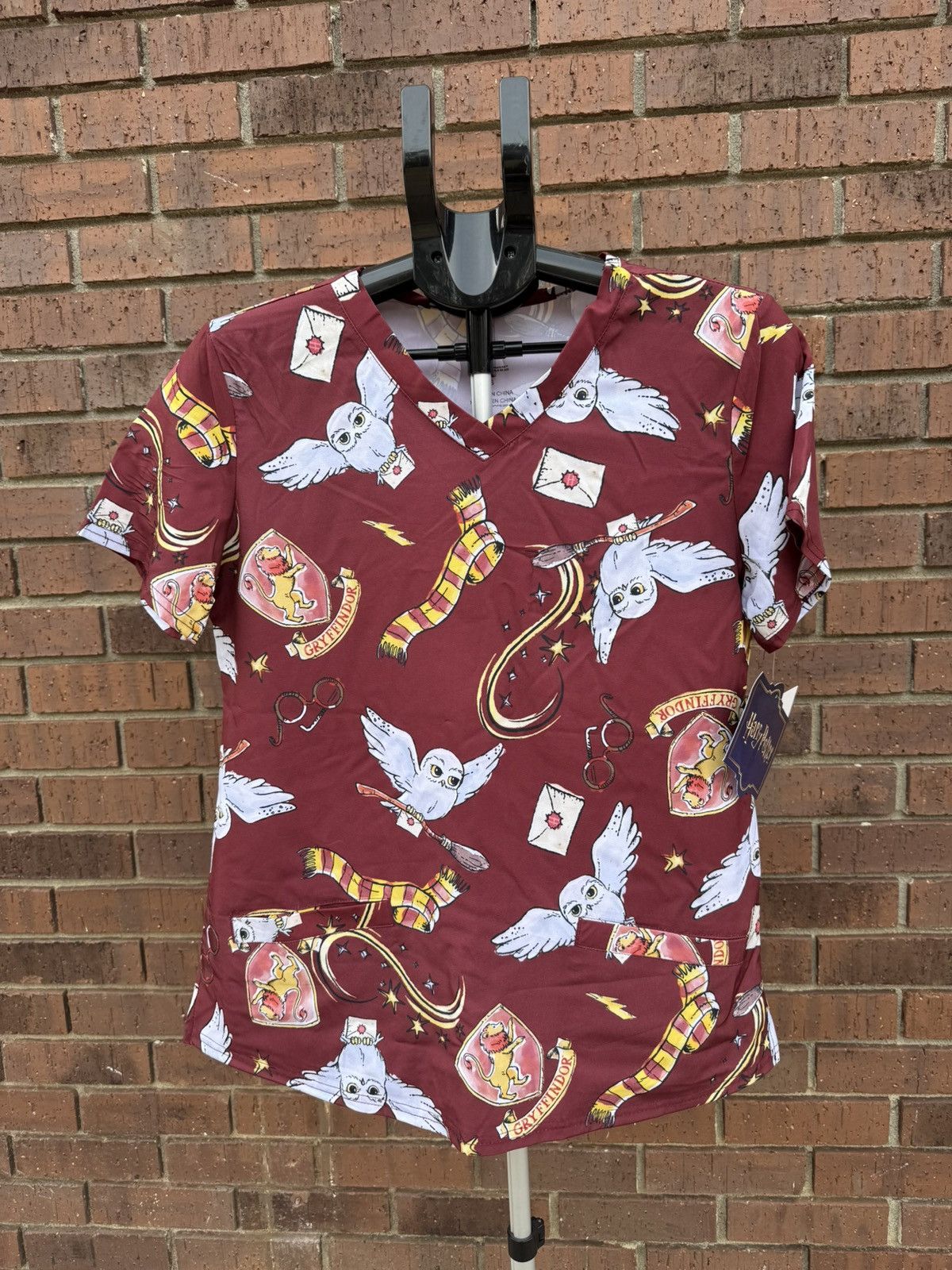 Other Harry Potter Womens Scrub Top Gryffindor Hedwig Owl Merlot Size S / US 4 / IT 40 - 1 Thumbnail