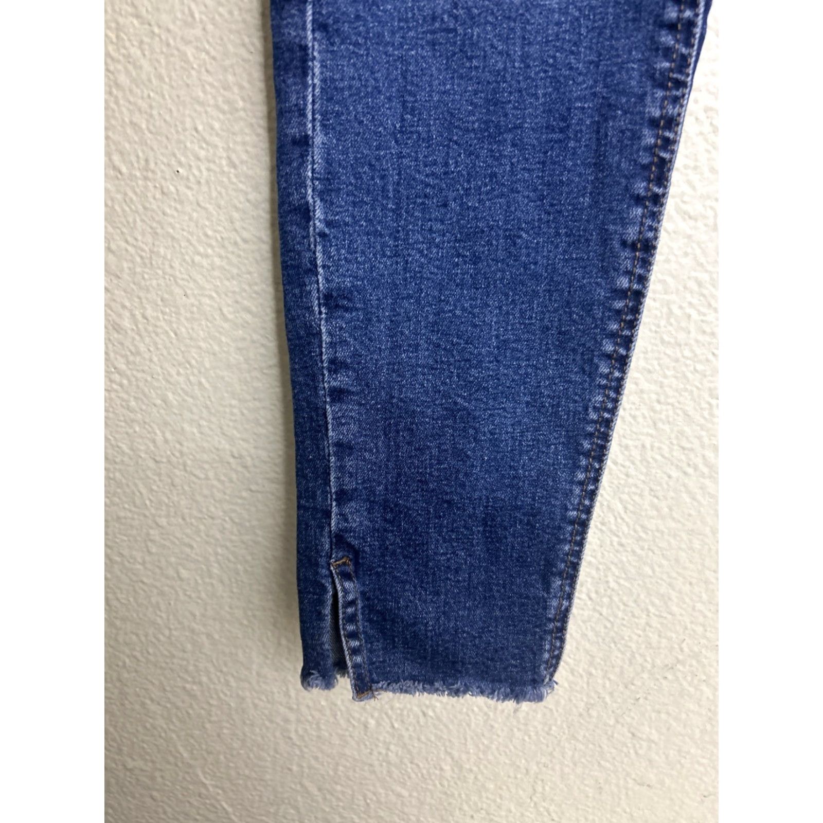 Vintage Kensie Women’s Skinny Jeans Dark Wash Raw Hem 32x29 8/29 Denim Cotton 5-Pocket Stretch Zip Button VBoys Womens Size 30" / US 8 / IT 44 - 3 Thumbnail