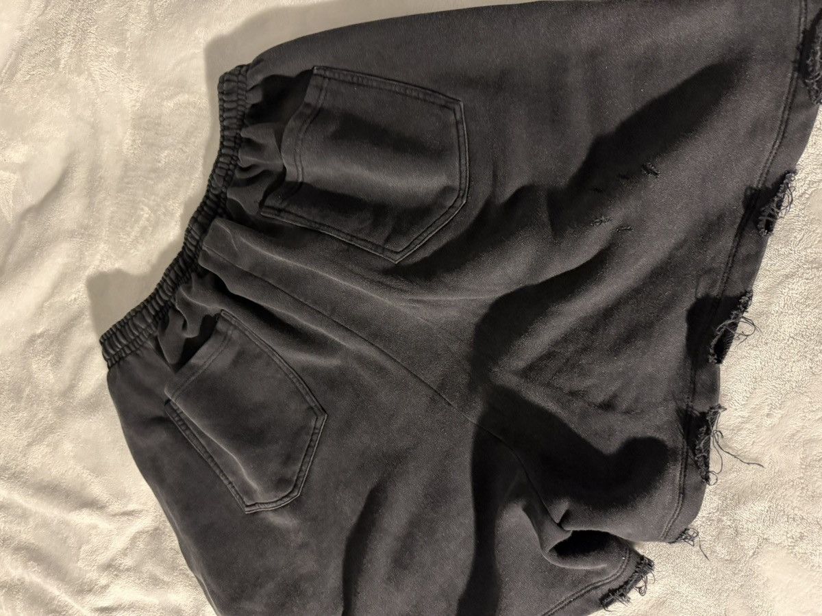 Other Leviter Black Distressed Shorts Size US 34 / EU 50 - 3 Thumbnail