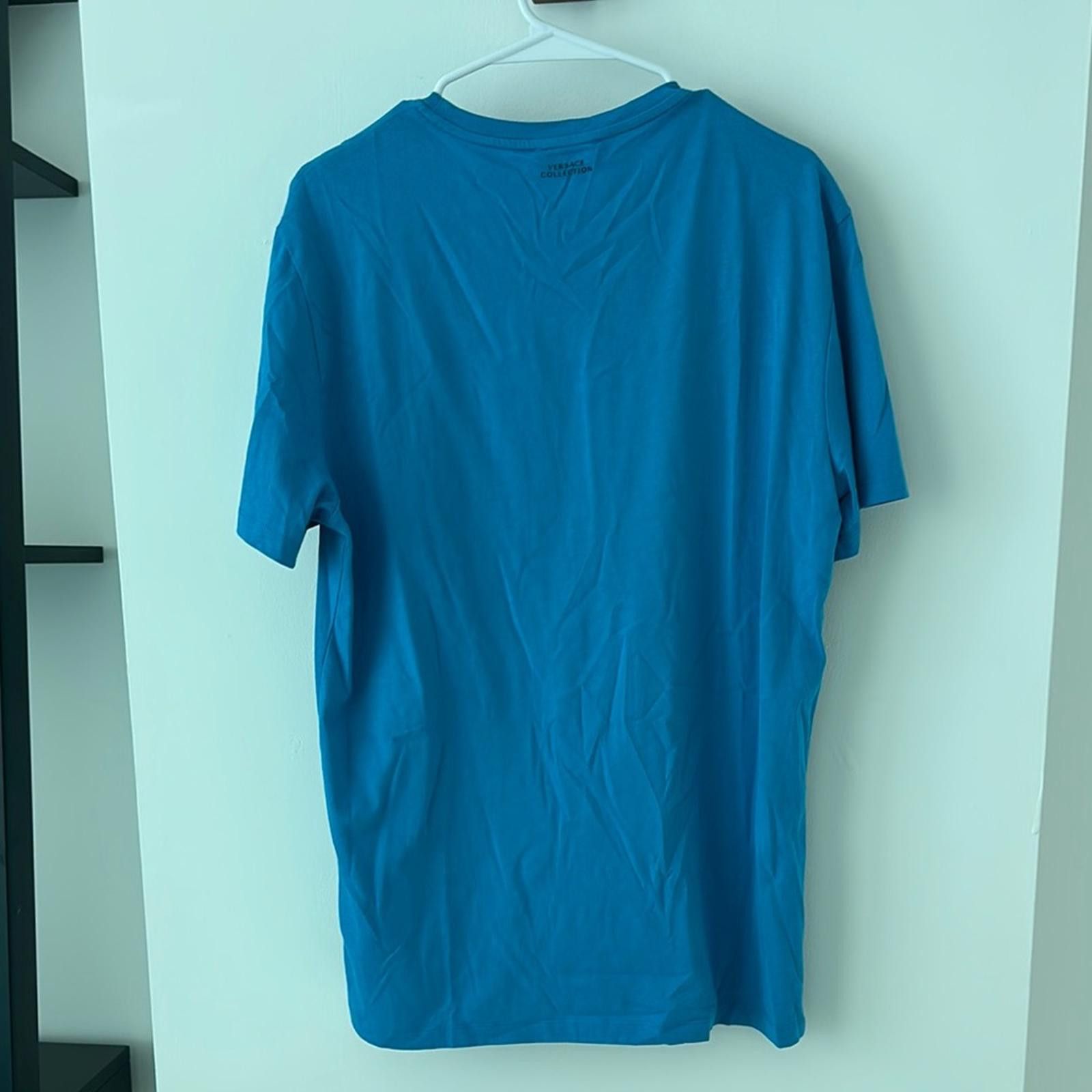 Versace Versace Blue Short Sleeve Tee with Swirling Graphic Size US L / EU 52-54 / 3 - 4 Thumbnail