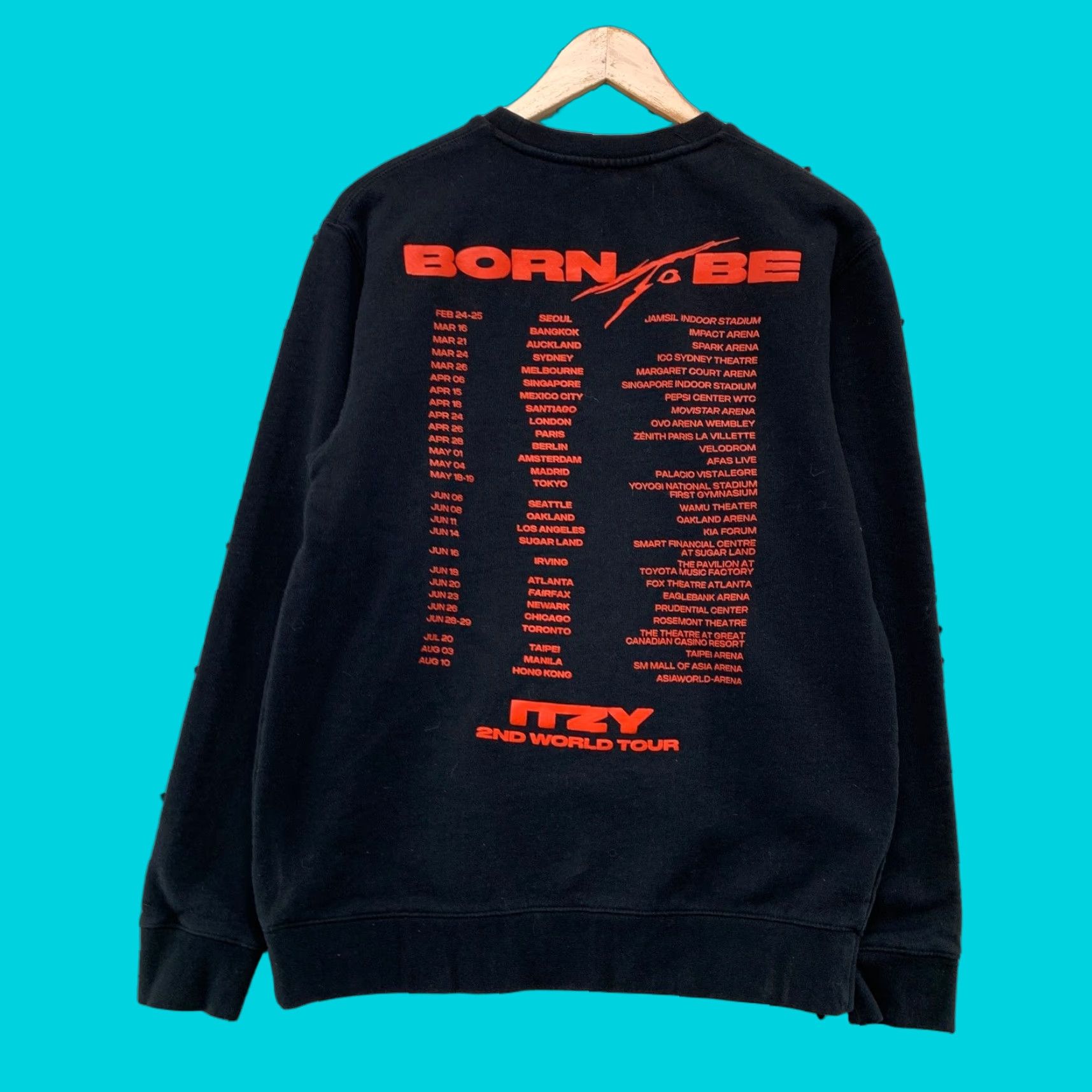 Born VINTAGE ITZY Born To Be Sweatshirt Mens M Black Red K Pop 2nd World Tour Shirt Pullover Crew Neck Music Wordwide Size US M / EU 48-50 / 2 - 1 Thumbnail