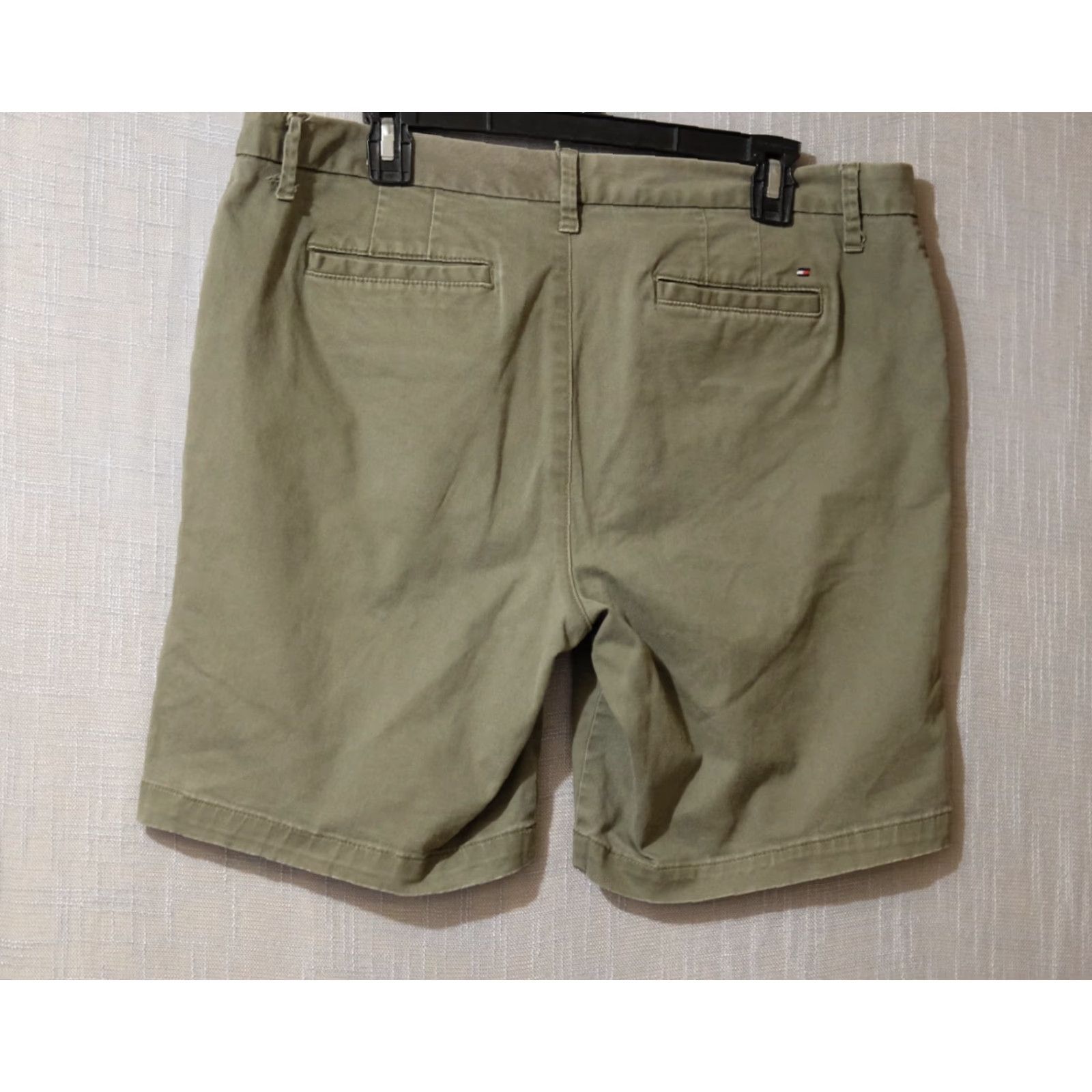 Tommy Hilfiger Tommy Hilfiger Casual Shorts Bermuda Women Size 14 Green Stretch Pockets Logo Zipper 4.75 in Inseam Casual Work Travel 90s? (no need) Size 36" / US 14 / IT 50 - 7 Thumbnail