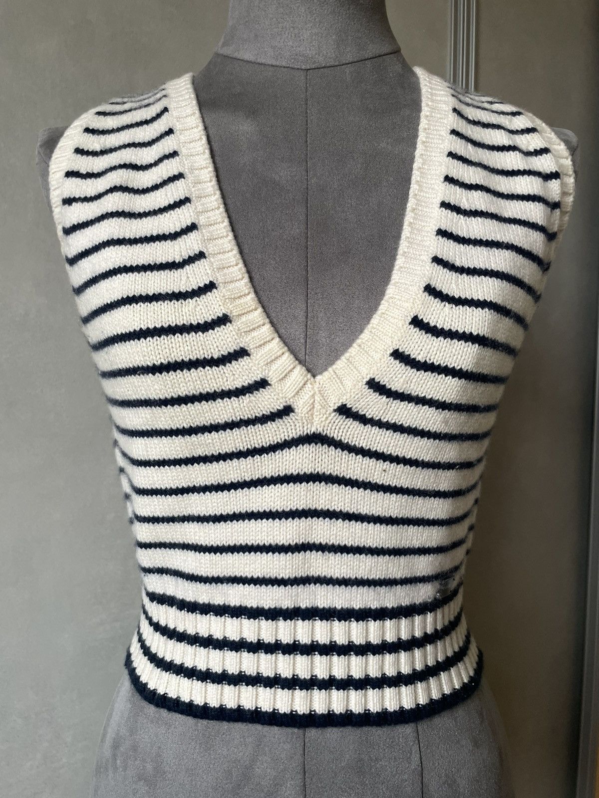 Chanel CHANEL CROP TOP Cashmere. Vintage. Size XS / US 0-2 / IT 36-38 - 1 Thumbnail