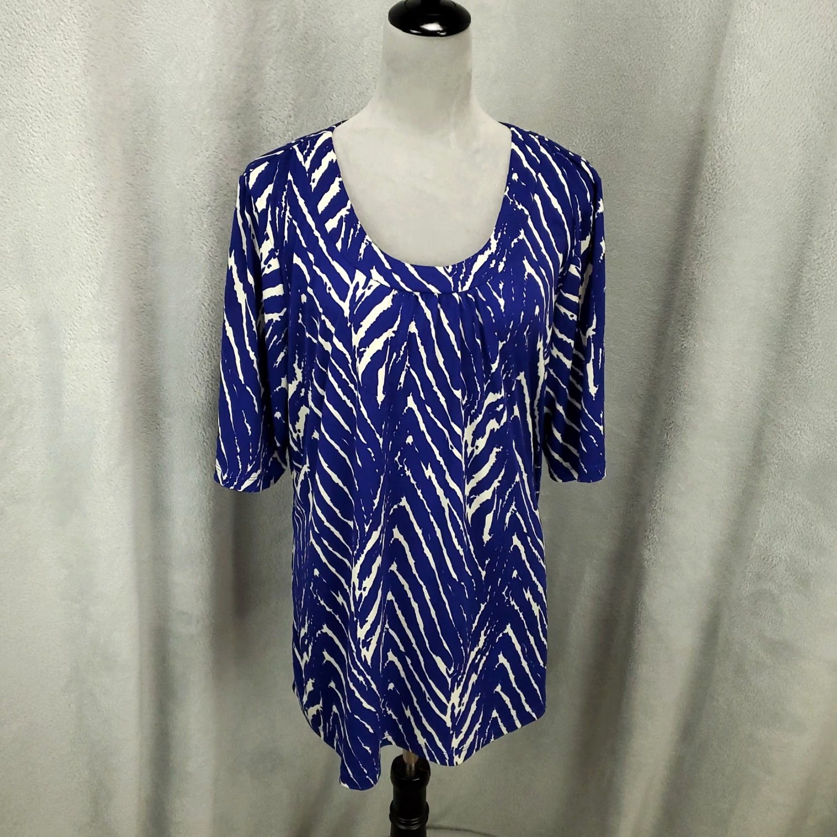 Vintage Susan Graver Blouse Womens XL Blue White Geometric Stretchy Top Pullover Casual Party/Cocktail Travel Knit Polyester Spandex Size XL / US 12-14 / IT 48-50 - 2 Thumbnail