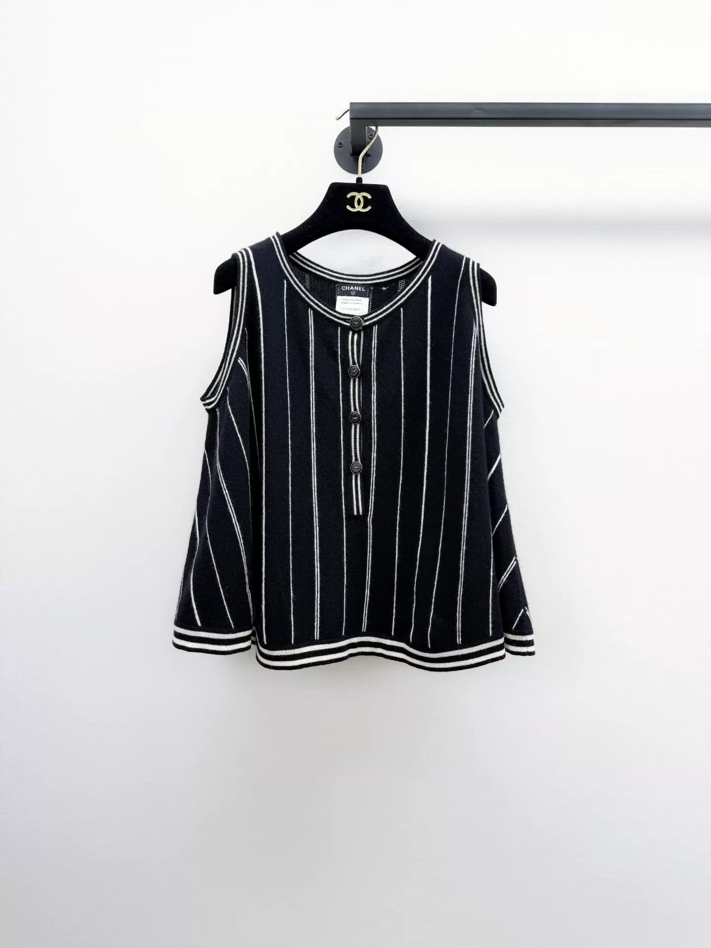 Chanel Chanel Cashmere Sleeveless Vest Authentic 40 Worn 1x Size S / US 4 / IT 40 - 1 Thumbnail