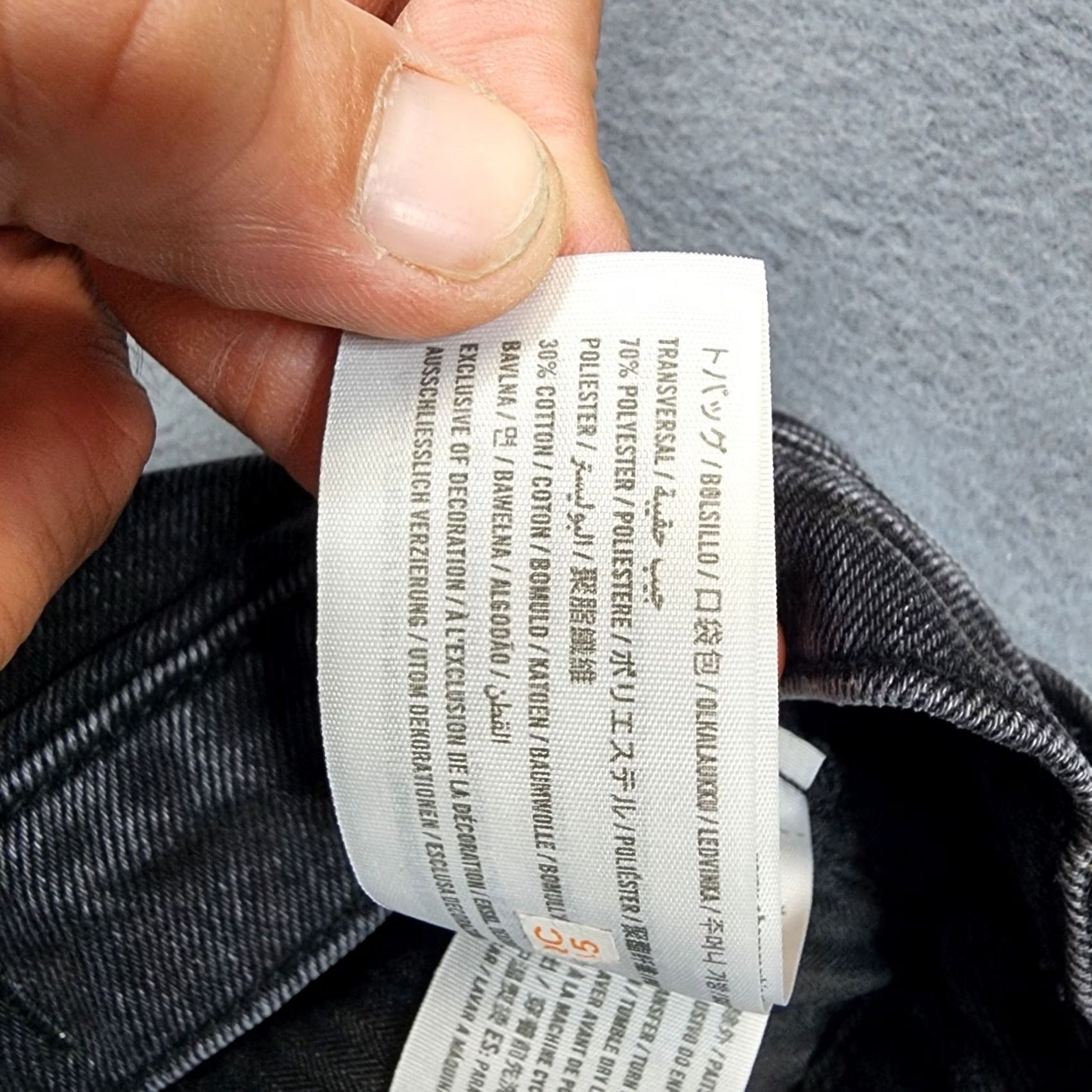 Abercrombie & Fitch Abercrombie & Fitch Short Curve Love High Rise Mom Size 6 Black Denim 2" Inseam Womens Size 28" / US 6 / IT 42 - 7 Thumbnail