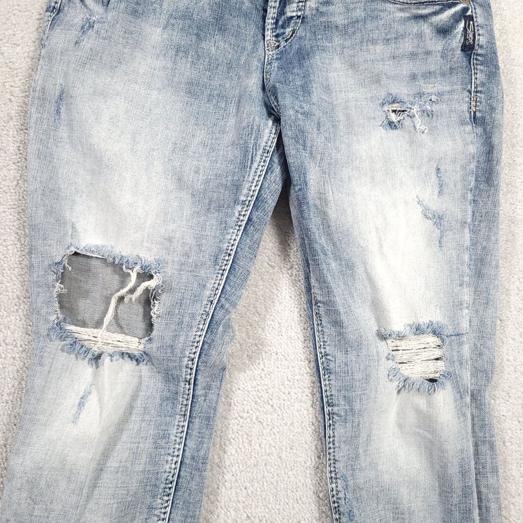 Silver Jeans Co. Silver Jeans Women's 28X22 Actual 31X23.5 Sam Capri Distressed Summer Grunge Jeans • 5-Pocket Denim Regular Size 28" / US 6 / IT 42 - 4 Thumbnail