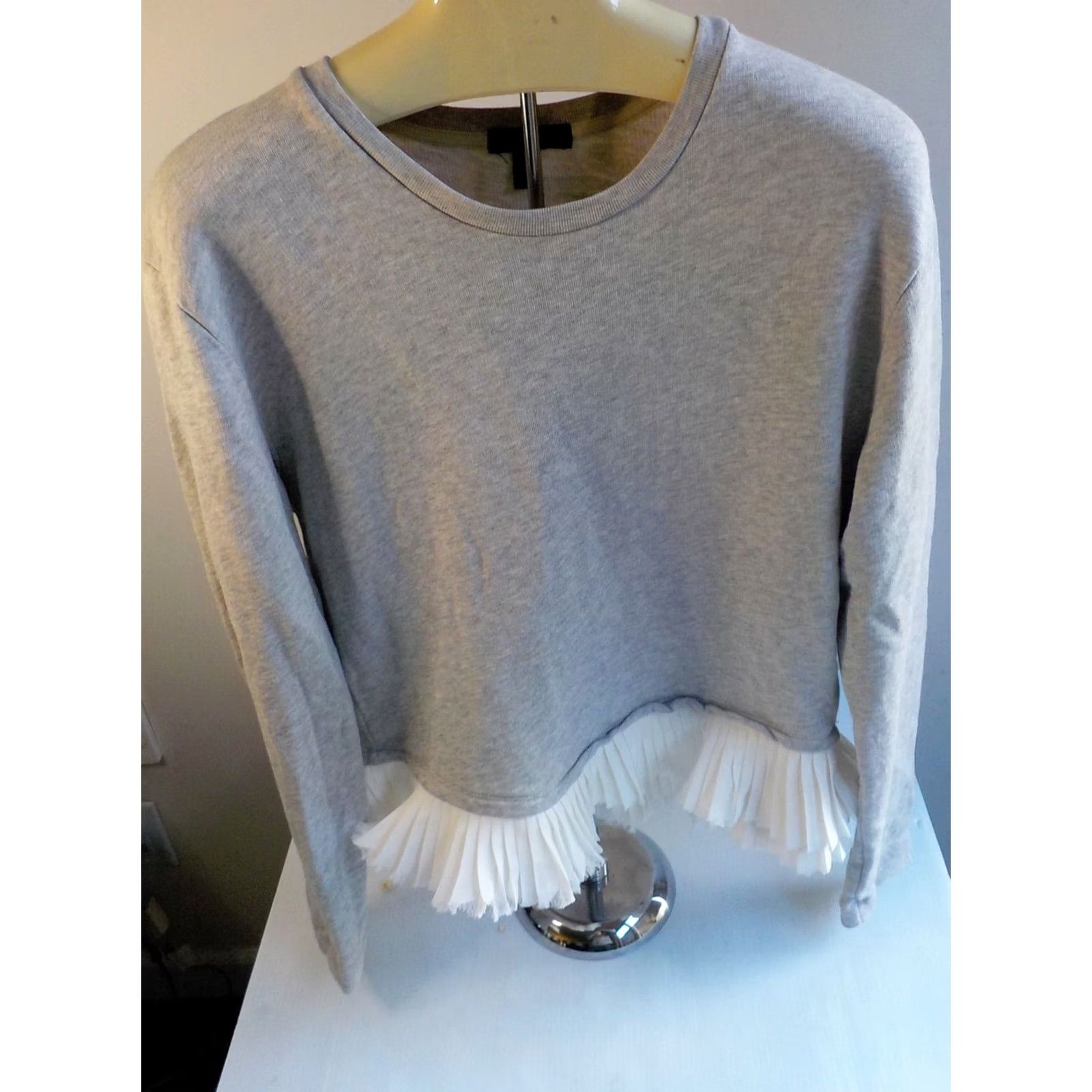 J.Crew J. CREW Women's Crewneck Ruffle Pleated Hem Pullover Sweatshirt Gray Ivory SZ M Size M / US 6-8 / IT 42-44 - 2 Thumbnail