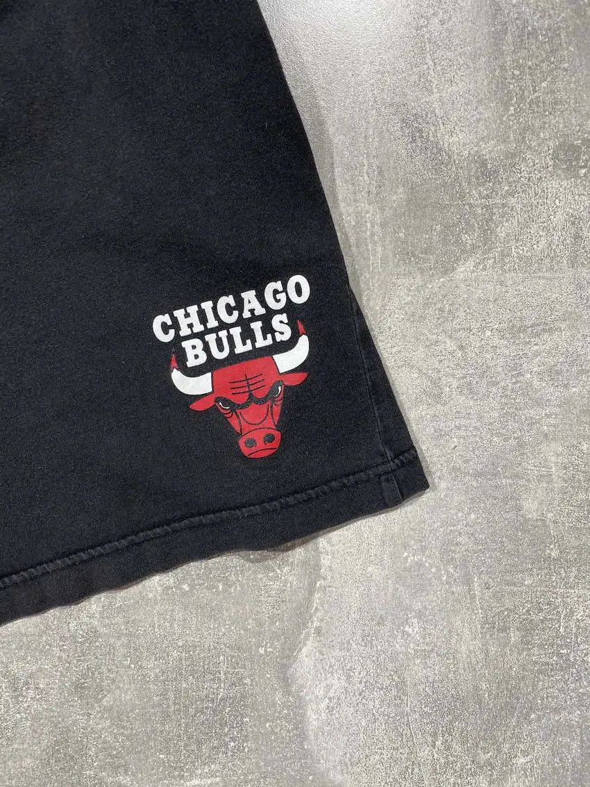 NBA Vintage 90s NBA Spalding Chicago Bulls Retro Shorts Size US 30 / EU 46 - 4 Thumbnail