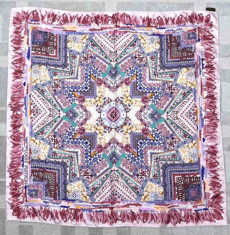 Louis Vuitton Louis Vuitton Square pink silk scarf Size ONE SIZE - 1 Thumbnail