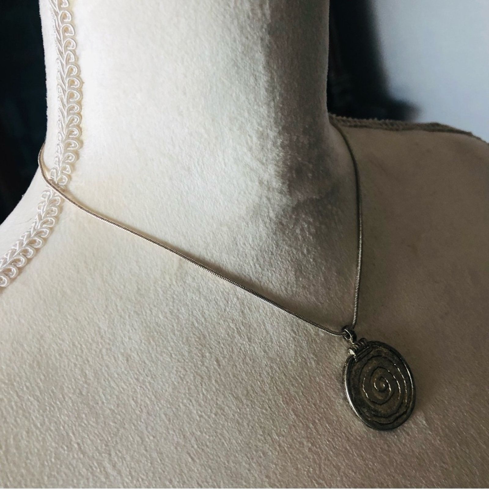 Vintage Vintage antique silver swirl pendant on chain necklace Size ONE SIZE - 4 Thumbnail
