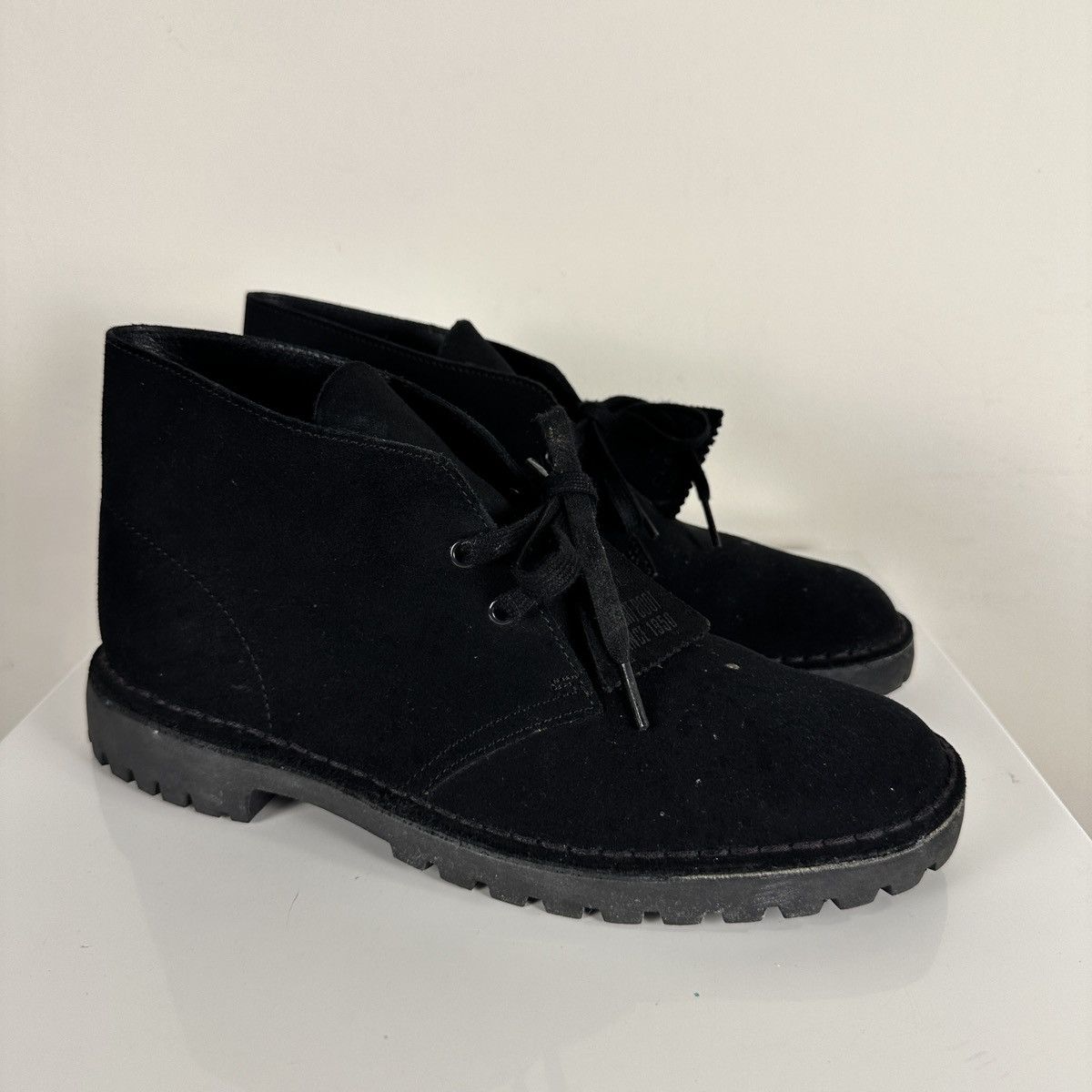 Clarks CLARKS ORIGINALS Desert Boot Suede Leather Black Crepe 9.5 Size US 9.5 / EU 42-43 - 6 Thumbnail