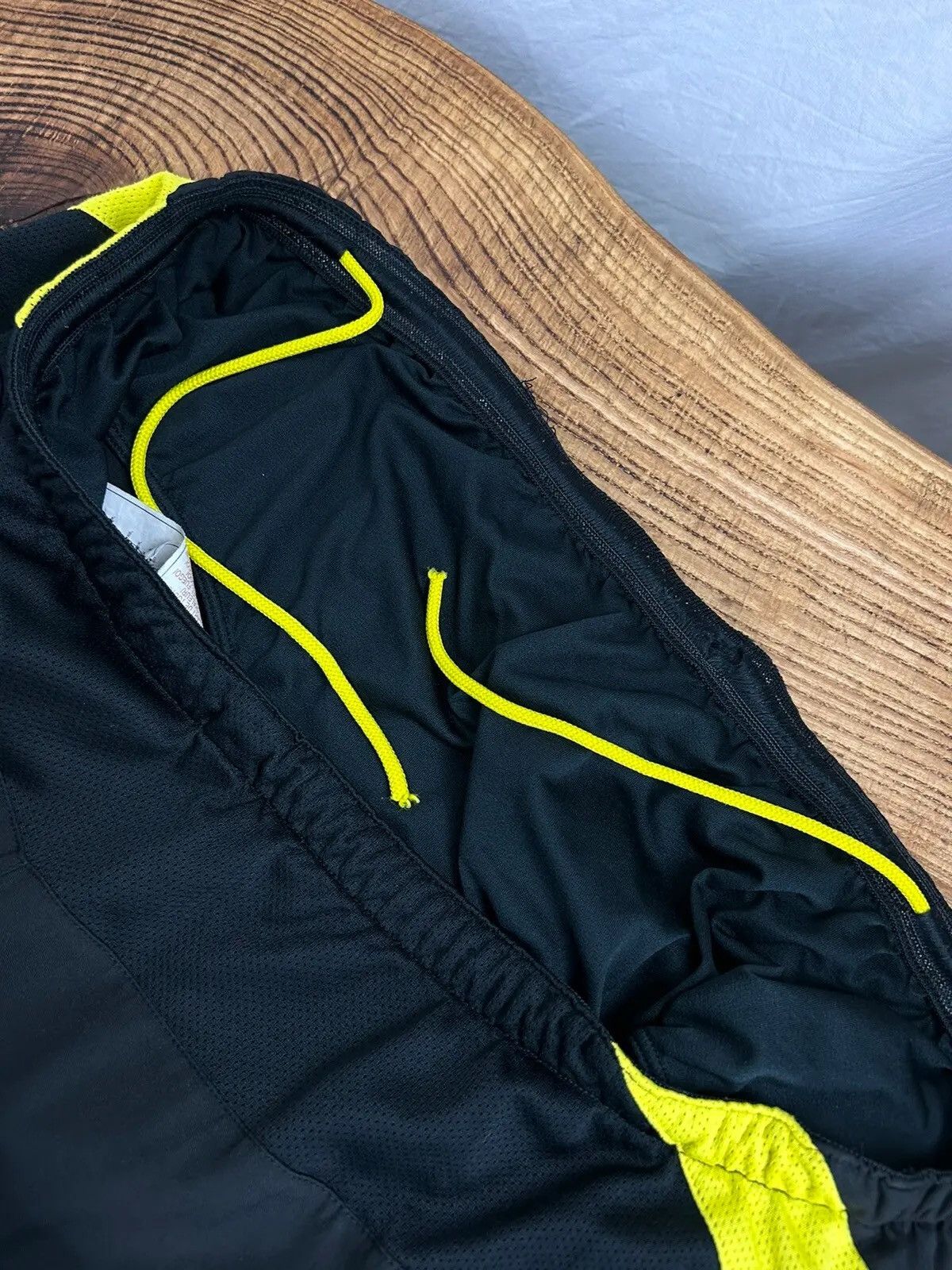 Nike 00s Vintage Nike Borussia Dortmund BVB 2004/05 Away Shorts Size US 36 / EU 52 - 7 Thumbnail
