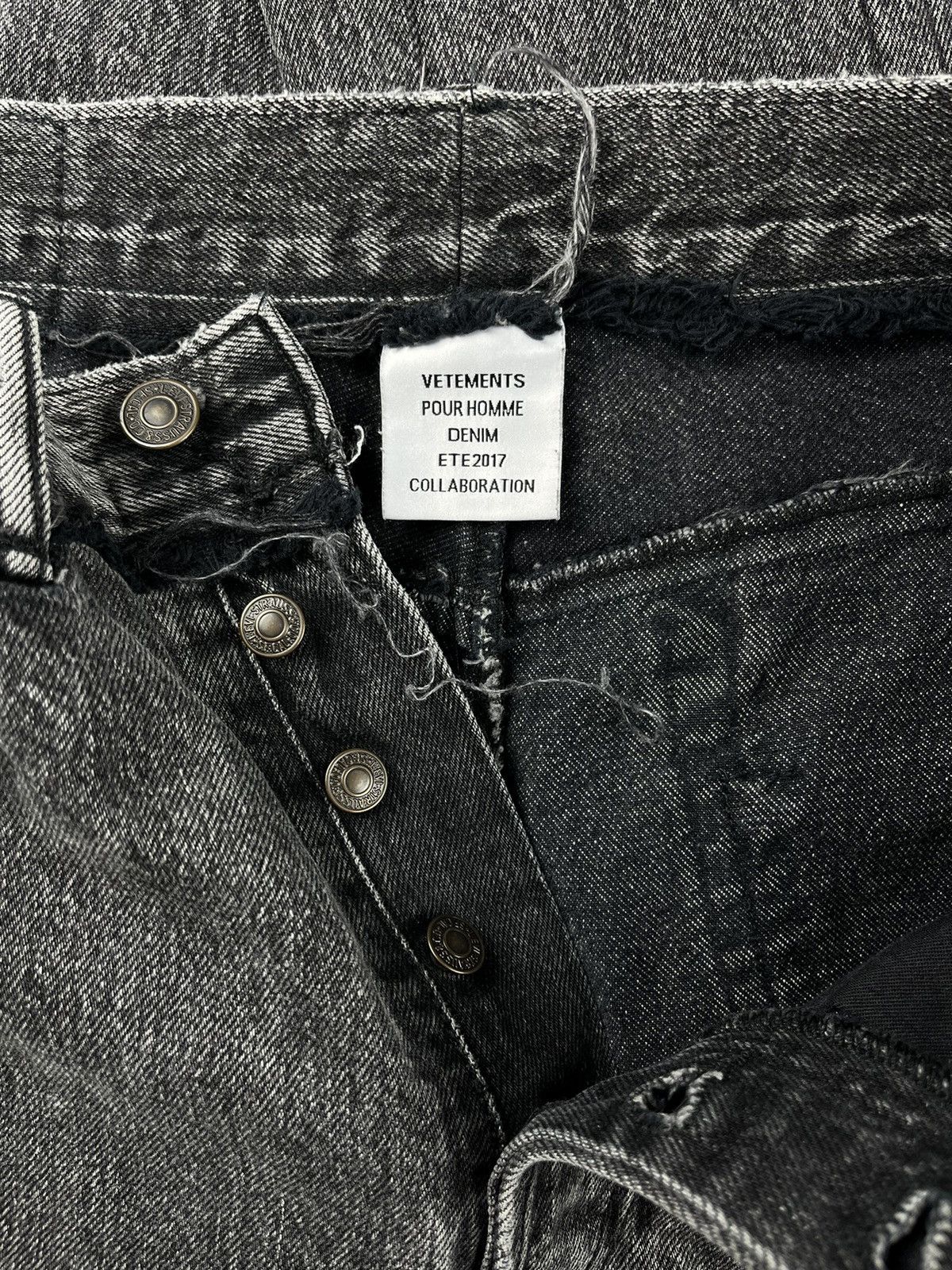 Levi's × Vetements SS17 Vetements Reworked Distressed Levi’s Denim Jeans Size US 32 / EU 48 - 9 Thumbnail