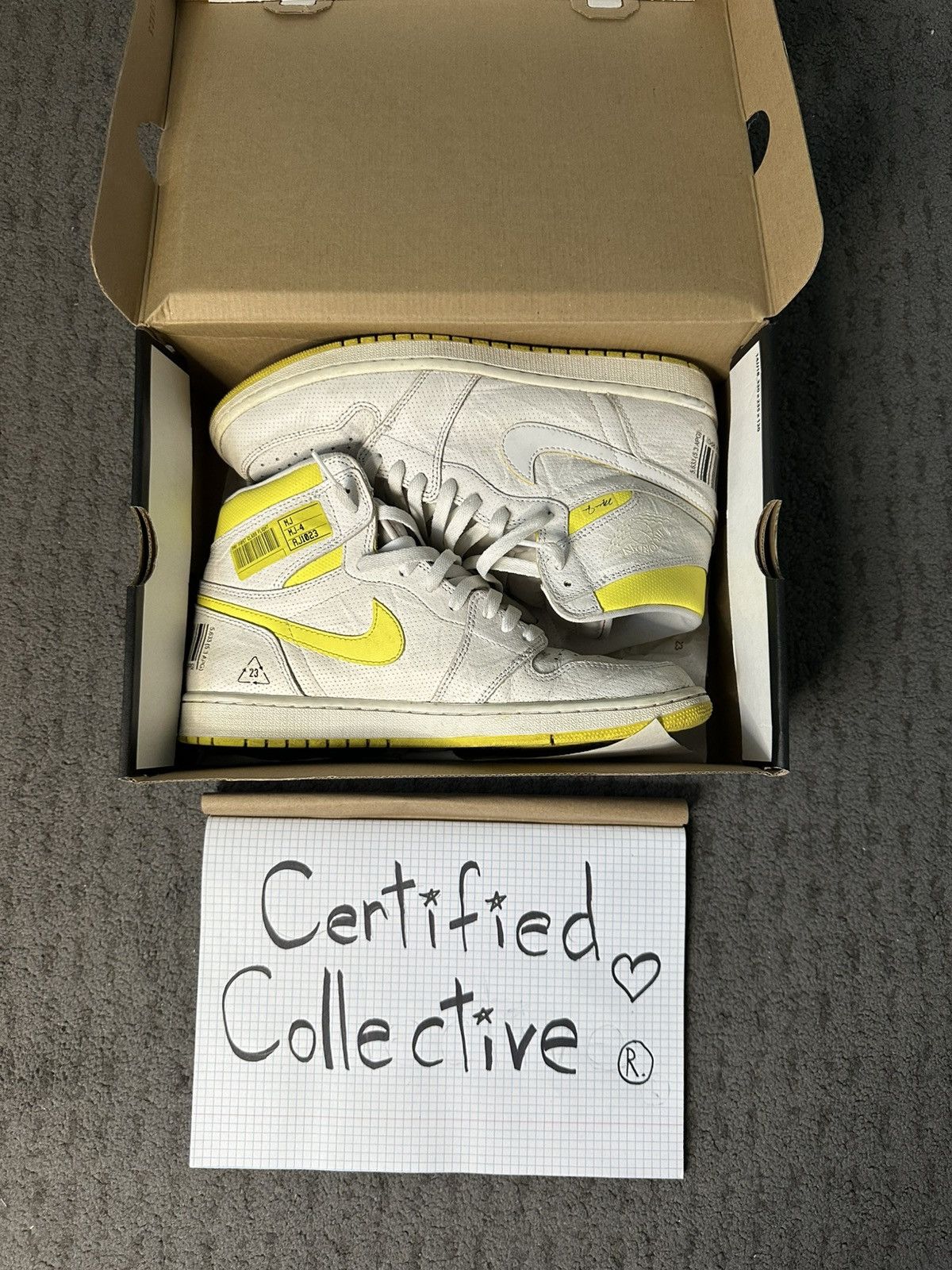 Jordan Brand × Nike Air Jordan 1 Retro Size US 11 / EU 44 - 1 Thumbnail