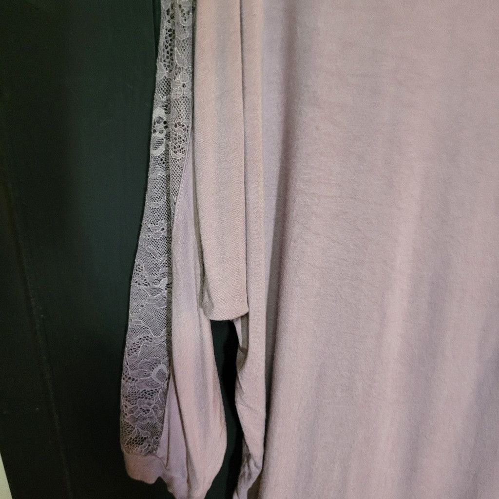 Torrid Torrid , guc shirt with lace on sleeves, Size 00, 12/14 Size XL / US 12-14 / IT 48-50 - 3 Thumbnail