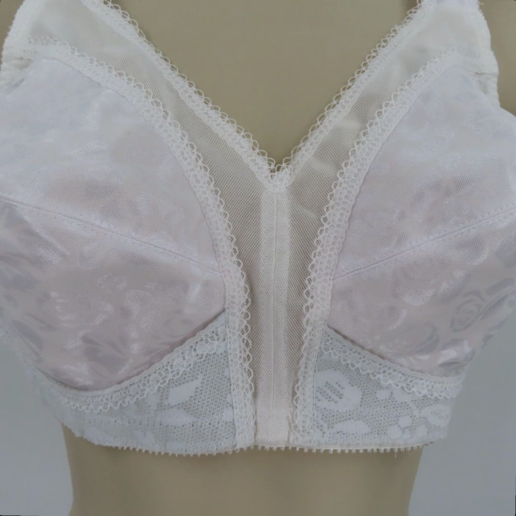 Vintage Playtex 38B Bra 18 Hour Ultimate Shoulder Comfort Wireless Unlined Wide Straps White Size ONE SIZE - 3 Thumbnail