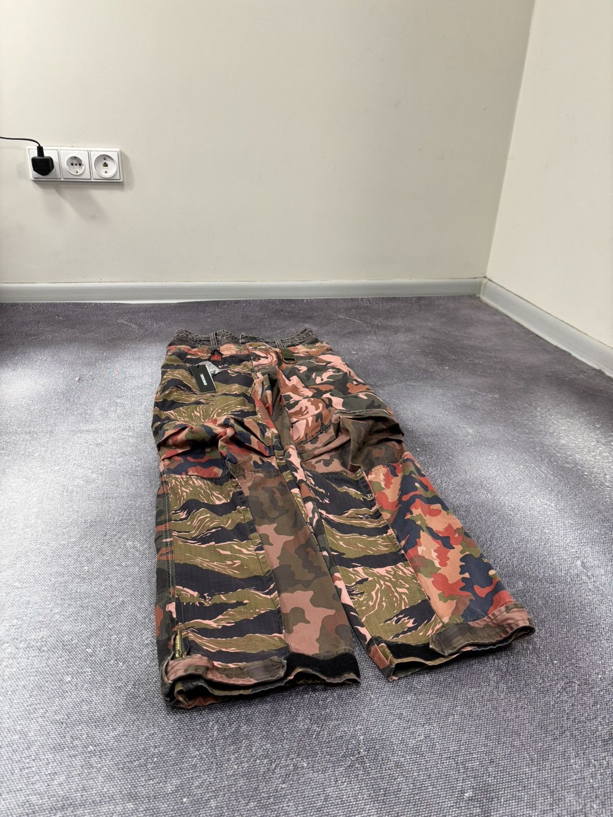 Diesel Diesel P-Giu NWT Women’s Field Camo Double Waist Cargo Pants Size 23" - 3 Thumbnail