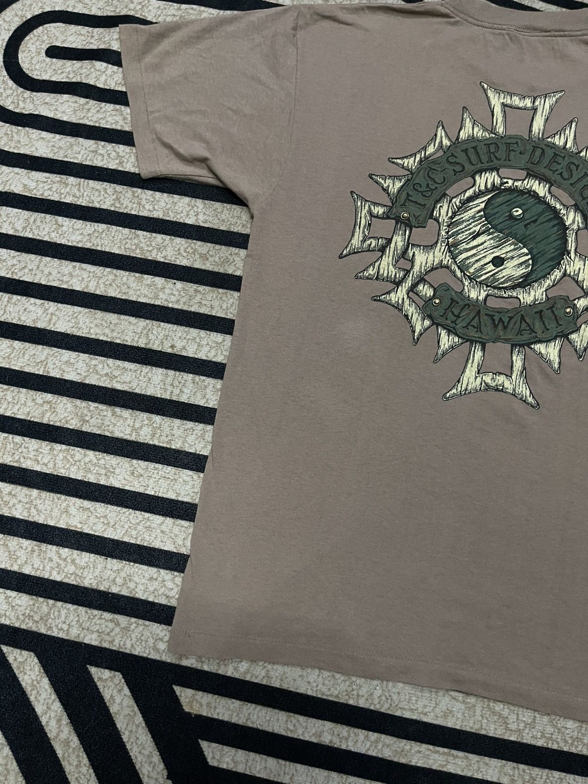 Vintage 90s T&C SURF DESIGN HAWAII TSHIRT RARE DESIGN DARK BROWN Size US L / EU 52-54 / 3 - 10 Thumbnail