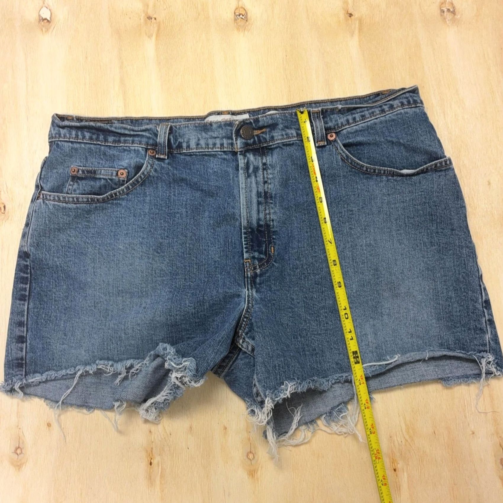 Old Navy Old Navy Cutoff Denim Shorts Womens 16L 35W Blue Frayed Hem Stretch Summer Y2K Size 38" / US 16 / IT 52 - 6 Thumbnail