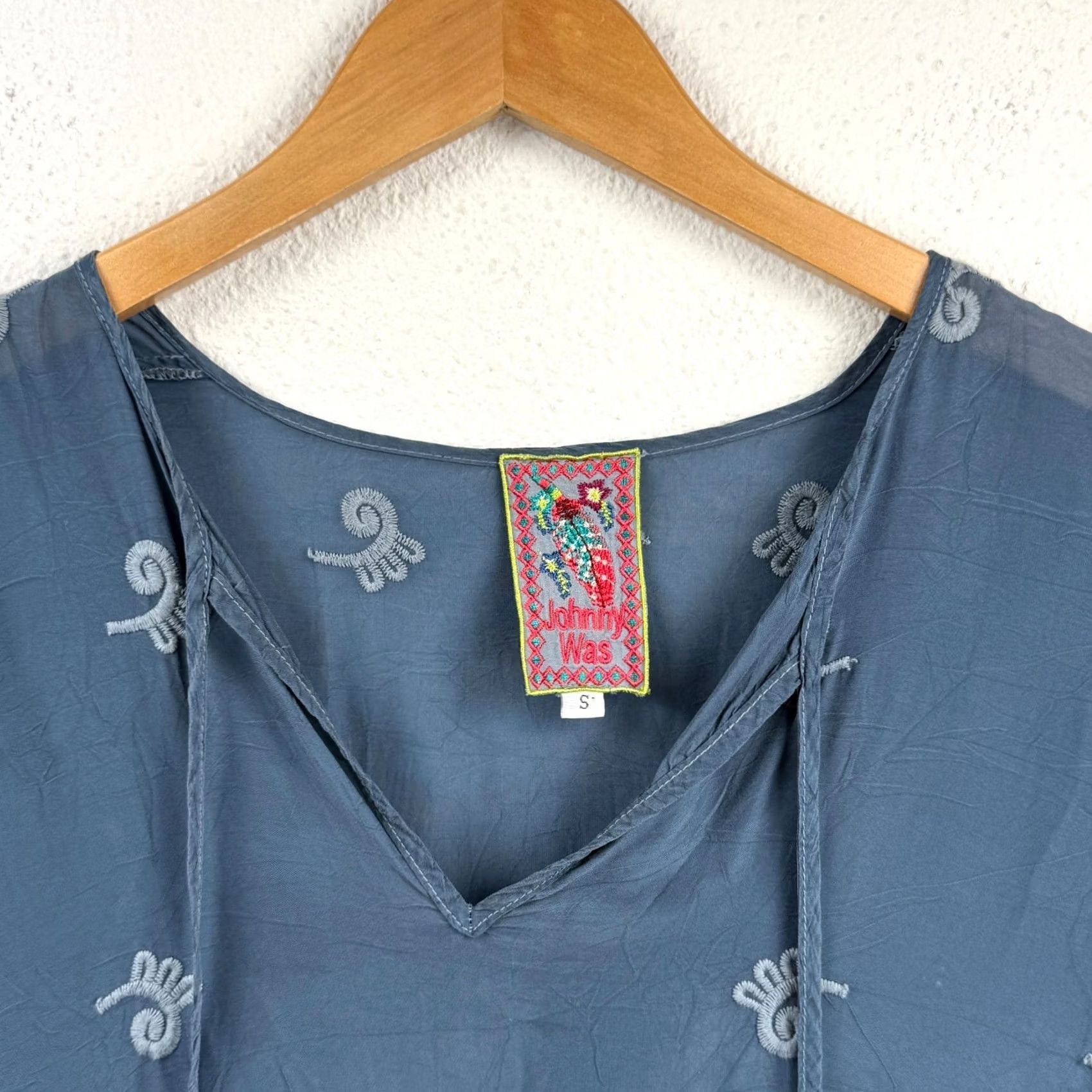 Johnny Was Johnny Was Blouse Womens S Blue Embroidered Rayon Sheer Floral Boho Tunic Shirt 3/4 Sleeve V-Neck Pullover Casual Party (1960s) Size S / US 4 / IT 40 - 2 Thumbnail