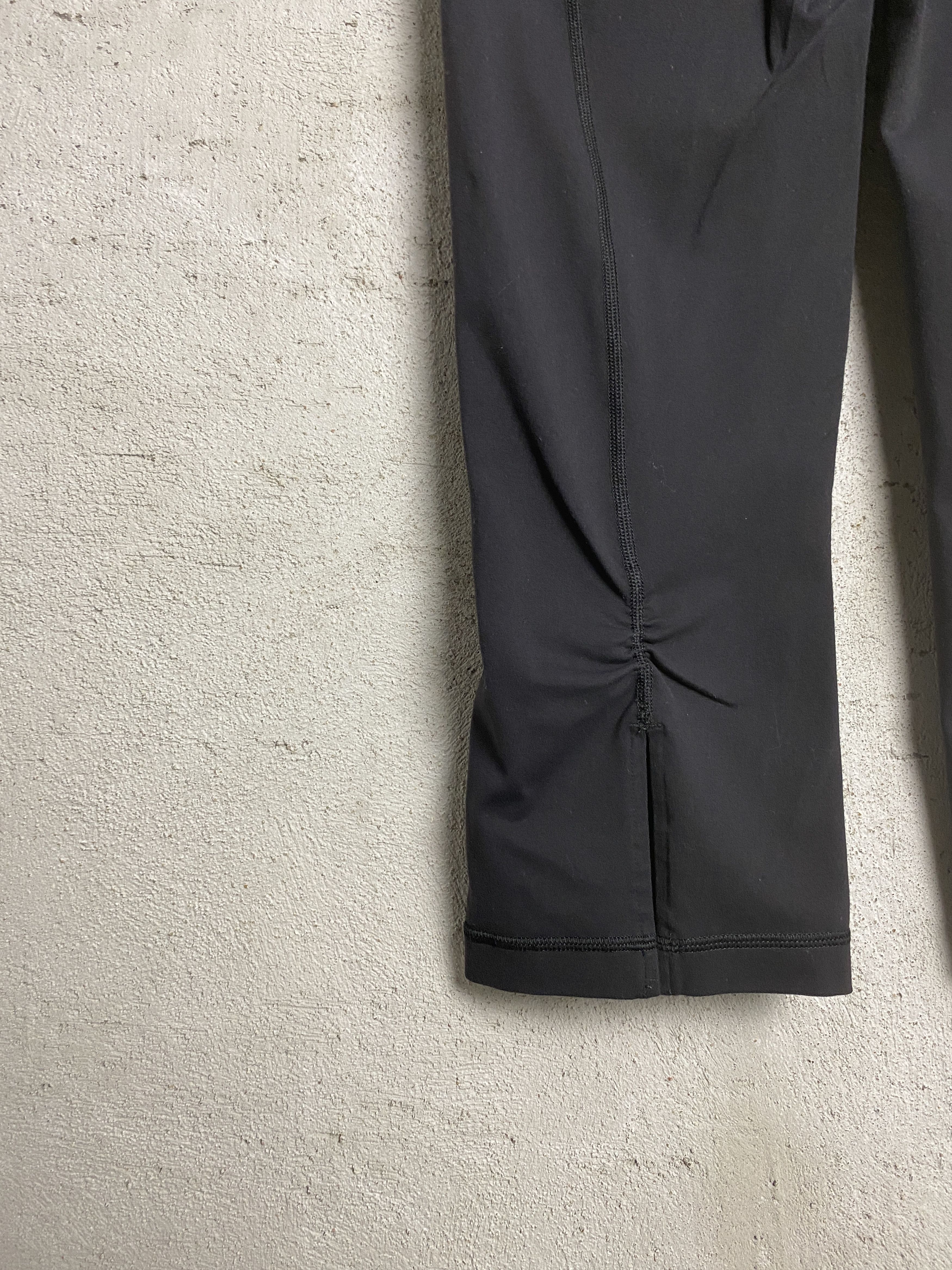 Lululemon Lululemon black capri leggings sport yoga gym pilates Size 27" / US 4 / IT 40 - 4 Thumbnail