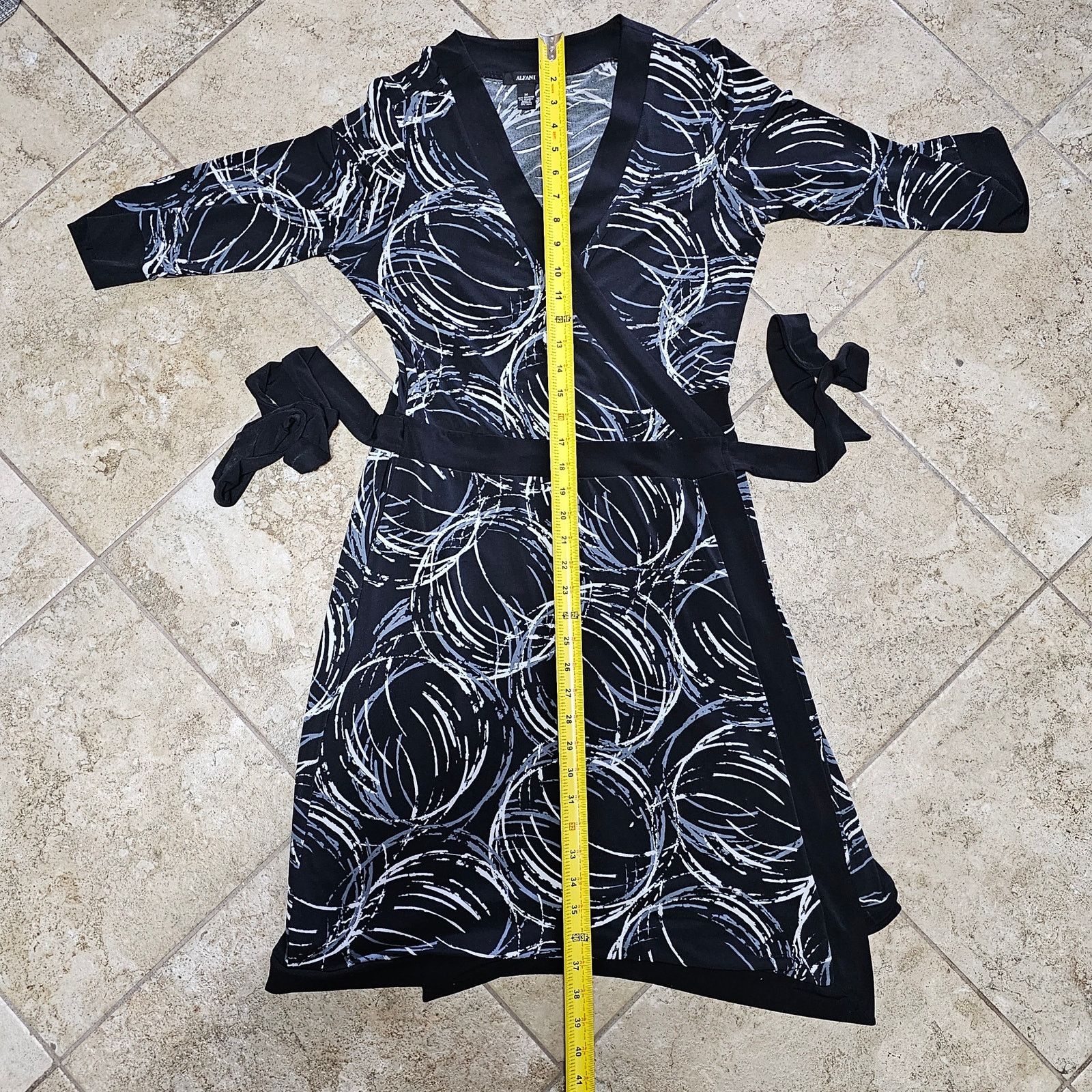 Alfani Alfani Black/White Swirl Knee Length Wrap Dress Size Medium Size M / US 6-8 / IT 42-44 - 7 Thumbnail
