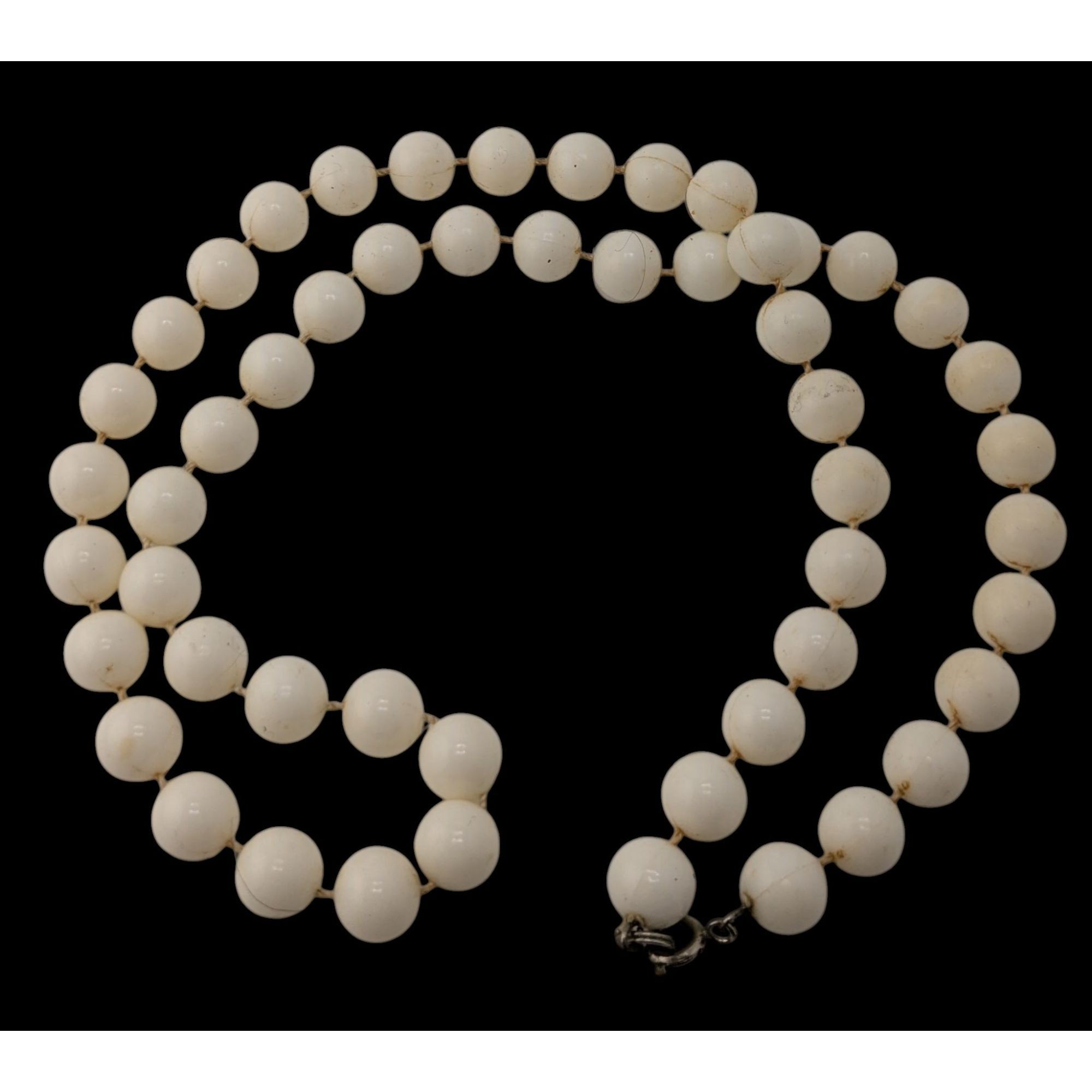 Other Vintage Retro White Beaded Necklace With Spring Ring Clasp Size ONE SIZE - 2 Thumbnail