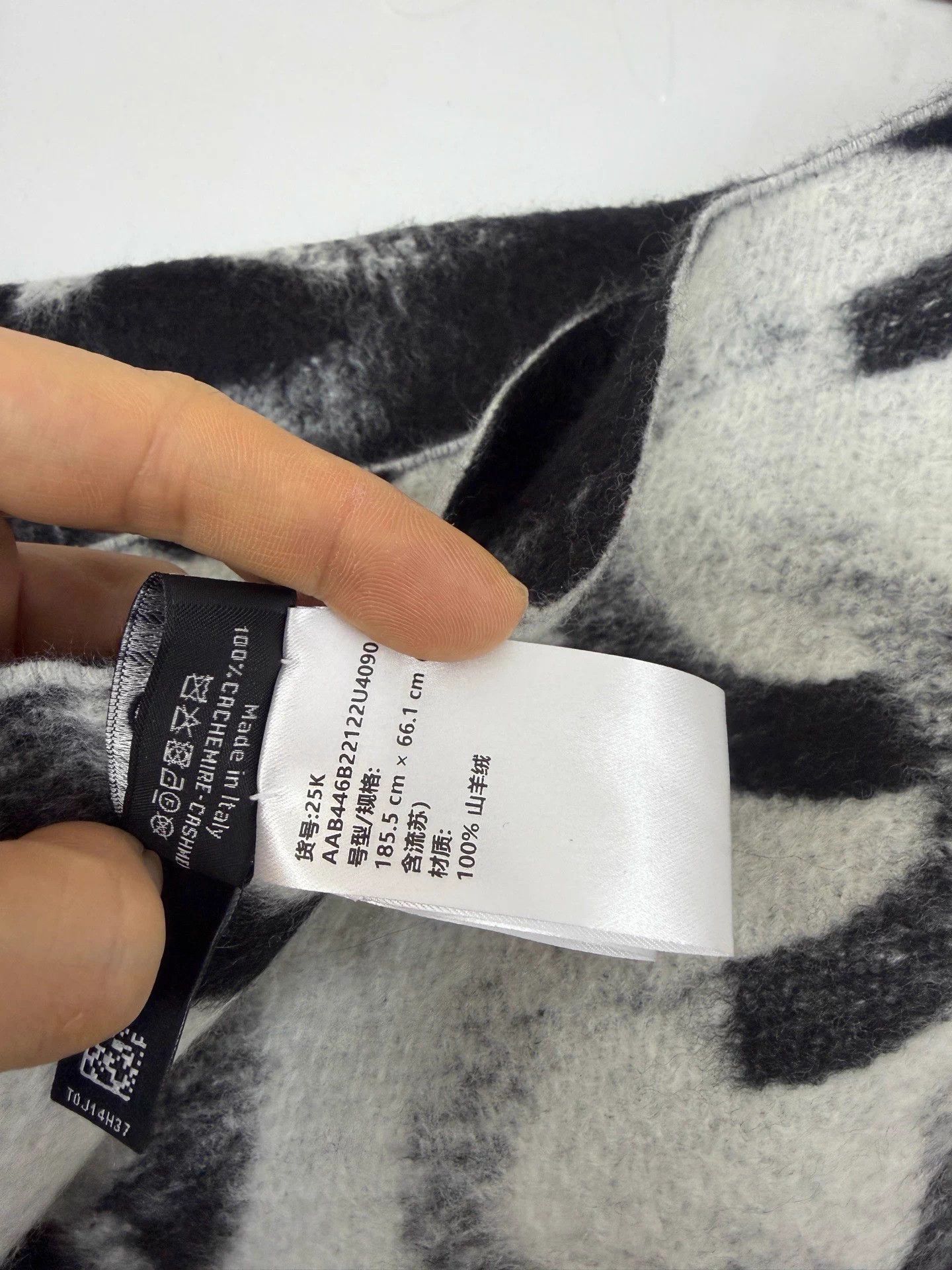 Chanel Chanel 25K B&W Double-Faced Cashmere Shawl CC Tassels New Size ONE SIZE - 4 Thumbnail
