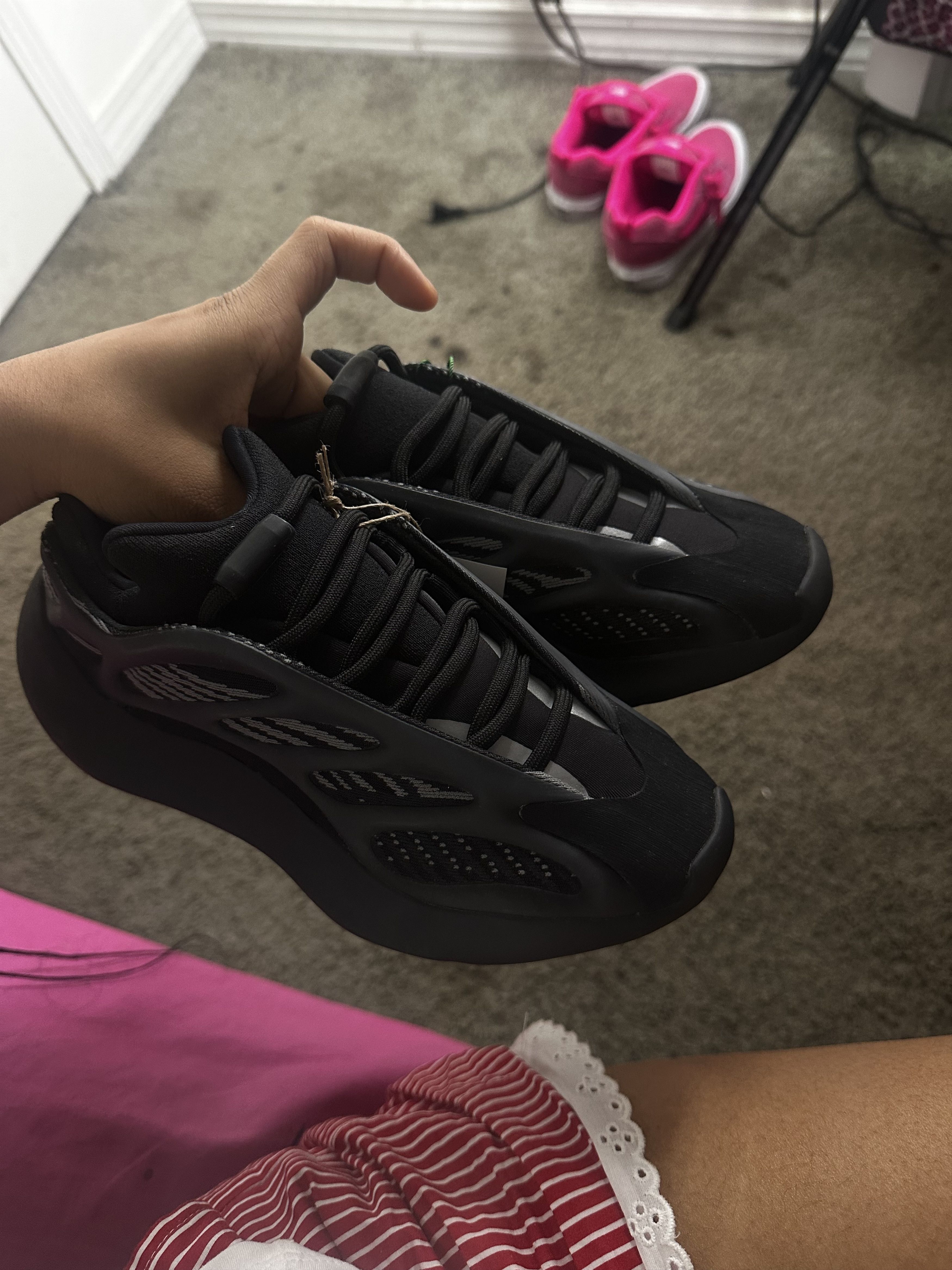 Adidas Adidas Yeezy 700 V3 (Brand new) Size US 5 / EU 37 - 5 Thumbnail