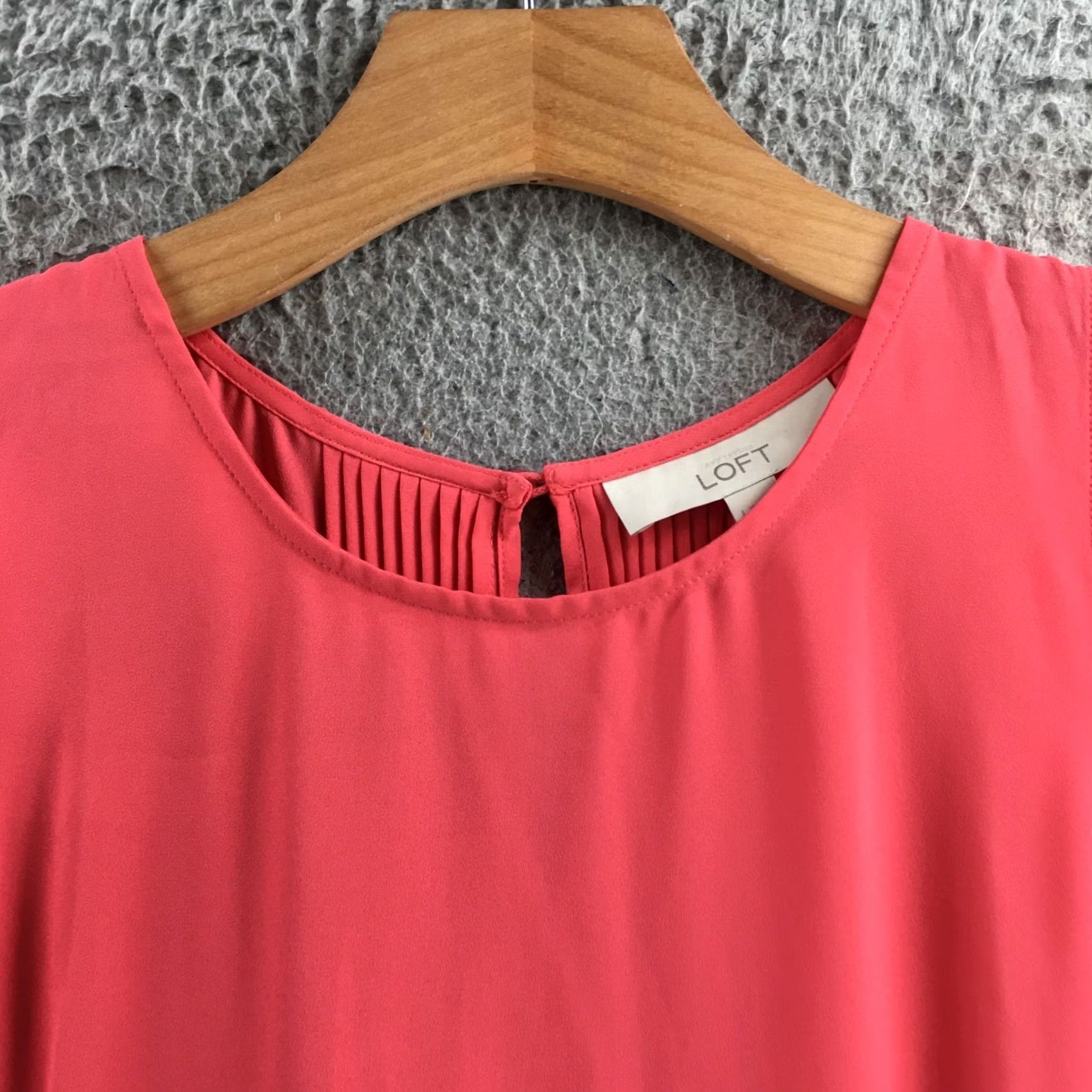 Loft LOFT Blouse Pink Sleeveless Pleated Keyhole Back Coral Hi-Low L Womens Blouse Casual Solid Pattern Regular Size L Size L / US 10 / IT 46 - 3 Thumbnail