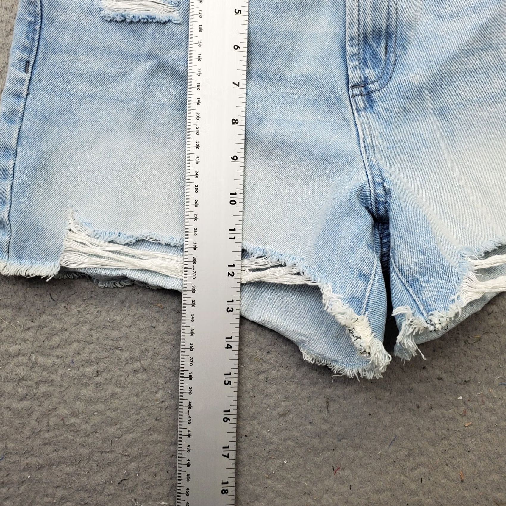 Calvin Klein Calvin Klein Jeans Cut-Off Shorts Womens 8 Blue Light Wash High Rise Raw Hem 5-Pocket Denim Casual Womens Size 8 Redundant not included Size 30" / US 8 / IT 44 - 3 Thumbnail