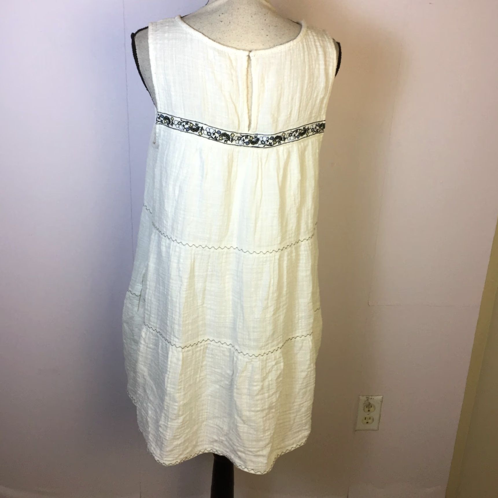 Max Studio Boho Floral Embroidered Shift Dress Size L White Sleeveless Mini  Womens