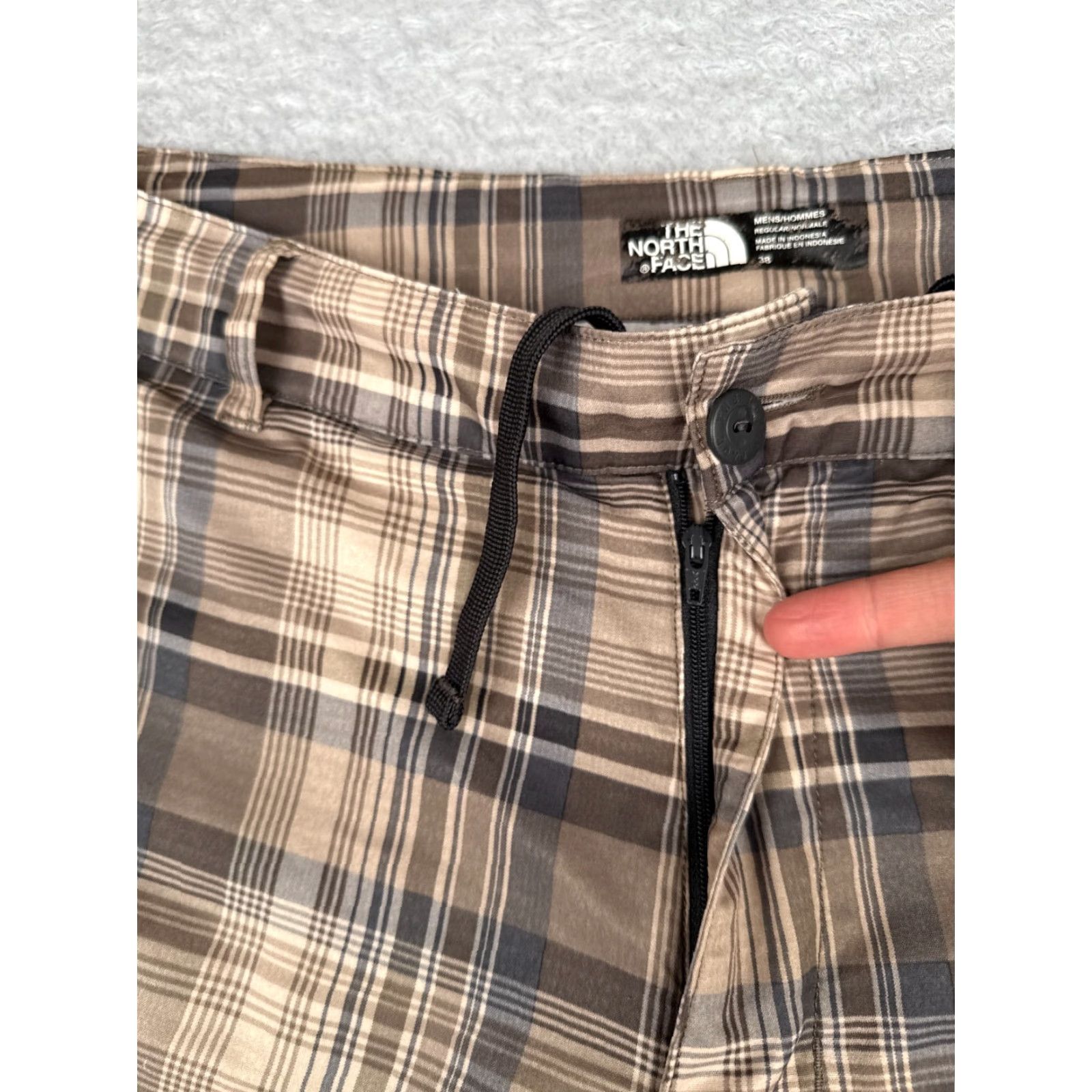The North Face VINTAGE The North Face Cargo Shorts Men Beige Plaid 38 Polyester Blend Inseam 10 in Zip Pocket Logo Casual All Season Mens Size US 38 / EU 54 - 6 Thumbnail