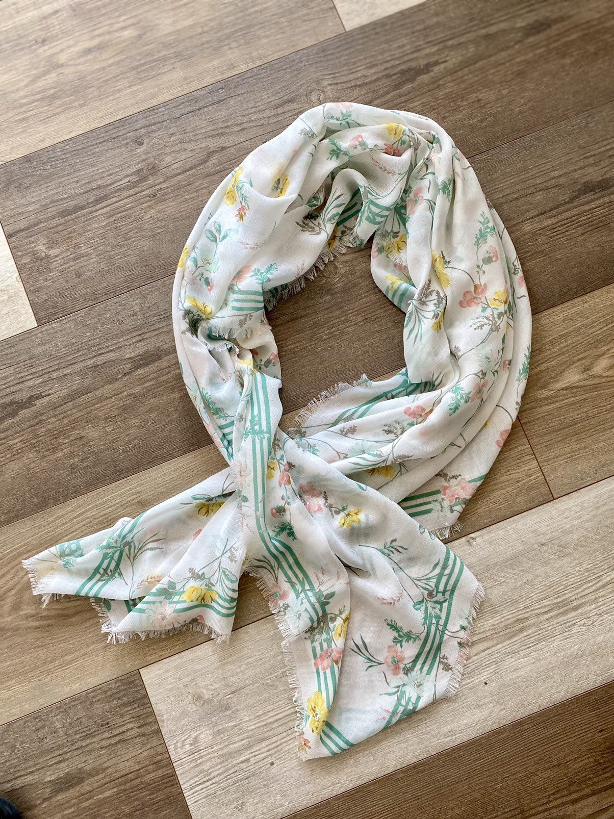 Other BEAUTIFUL VINTAGE LARGE FRAYED FLORAL SHAWL SCARF Size ONE SIZE - 9 Thumbnail