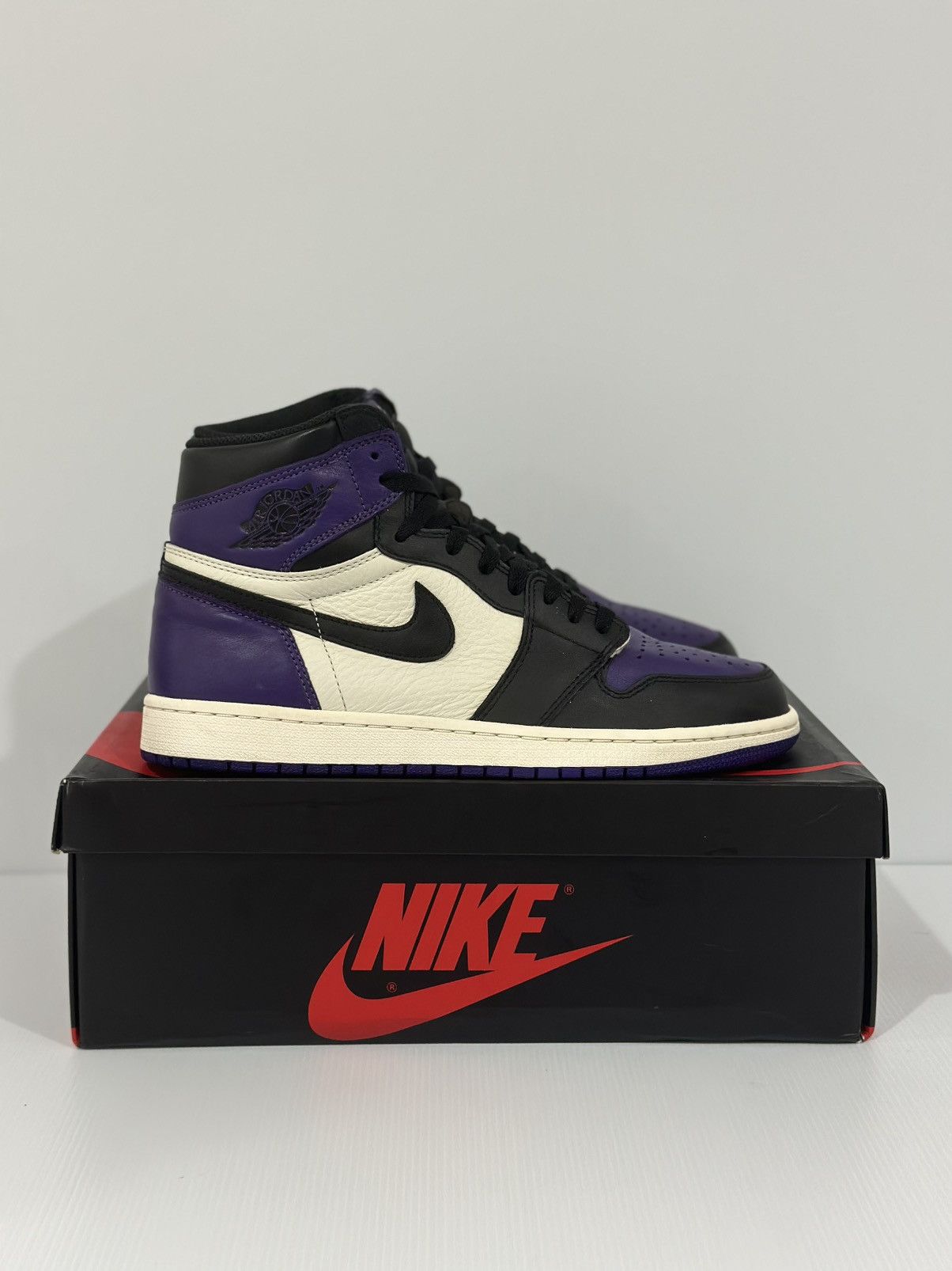 Nike Jordan 1 Retro High Court Purple (2018) Size US 10.5 / EU 43-44 - 1 Thumbnail