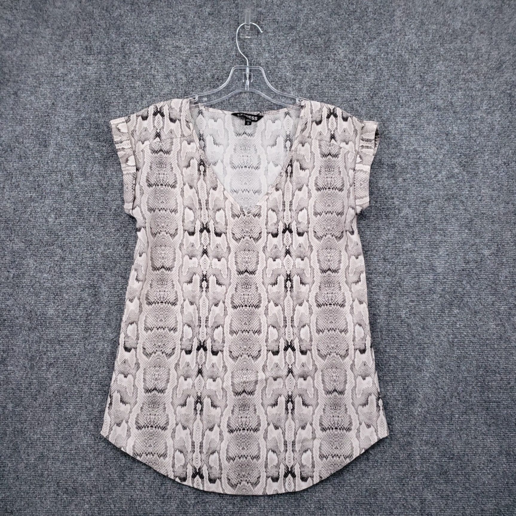 Express Express T-Shirt Womens XS Gray Snakeskin V-Neck Short Sleeve Casual Top Size XS / US 0-2 / IT 36-38 - 2 Thumbnail