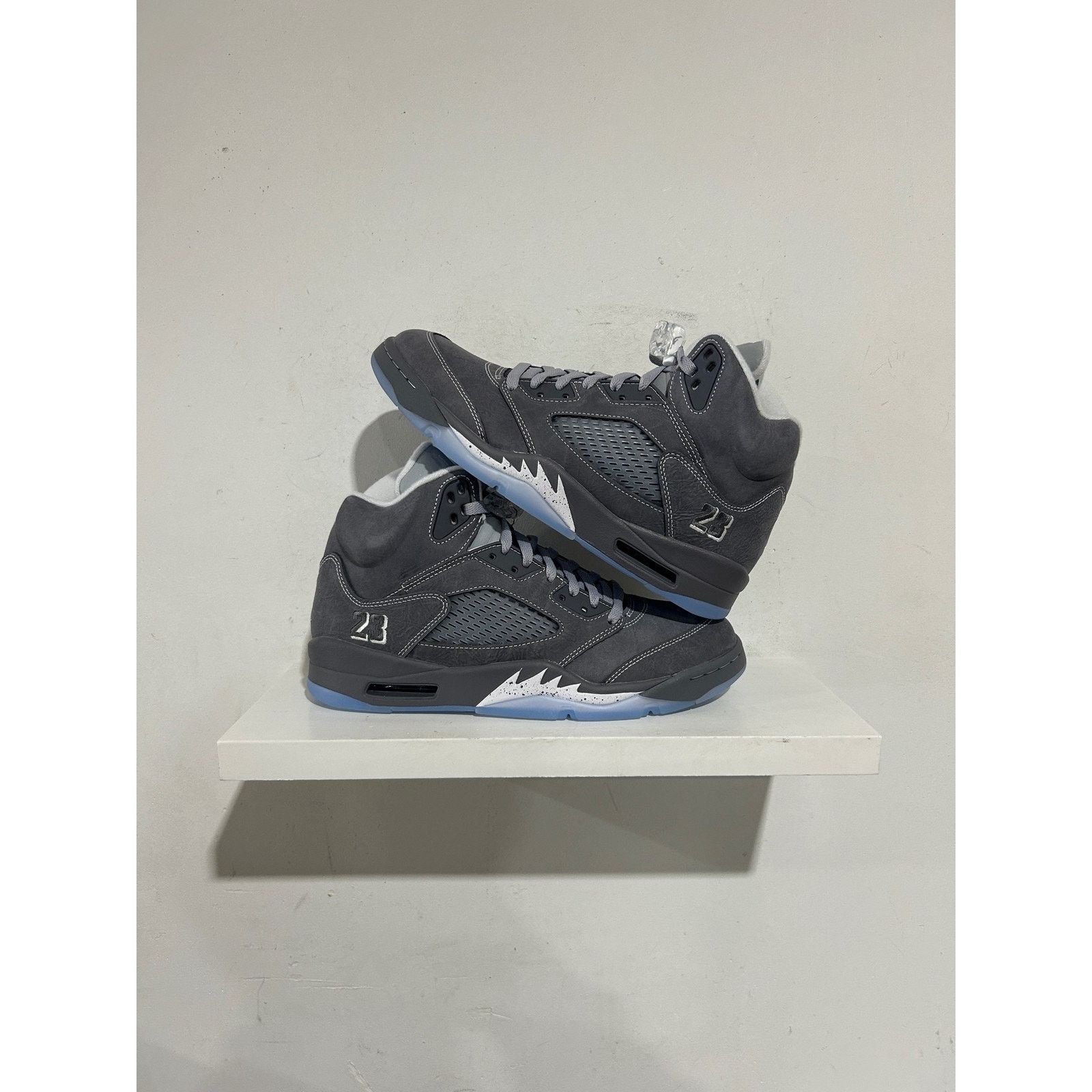 Nike NIKE JORDAN 5 WOLF GREY 2026 SIZE 10.5 NEW Size US 10.5 / EU 43-44 - 1 Thumbnail