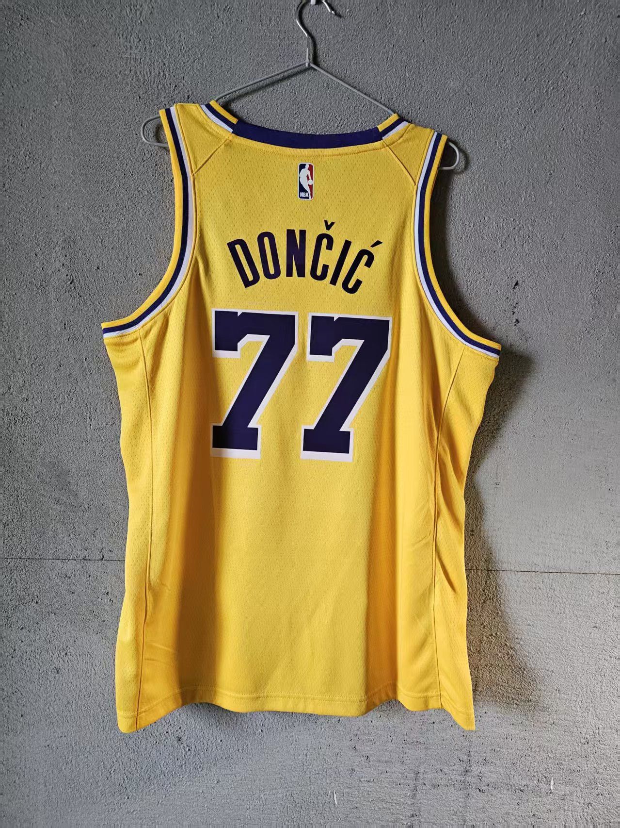 NBA Lakers 77 Luka Dončić Jersey Size US L / EU 52-54 / 3 - 2 Thumbnail