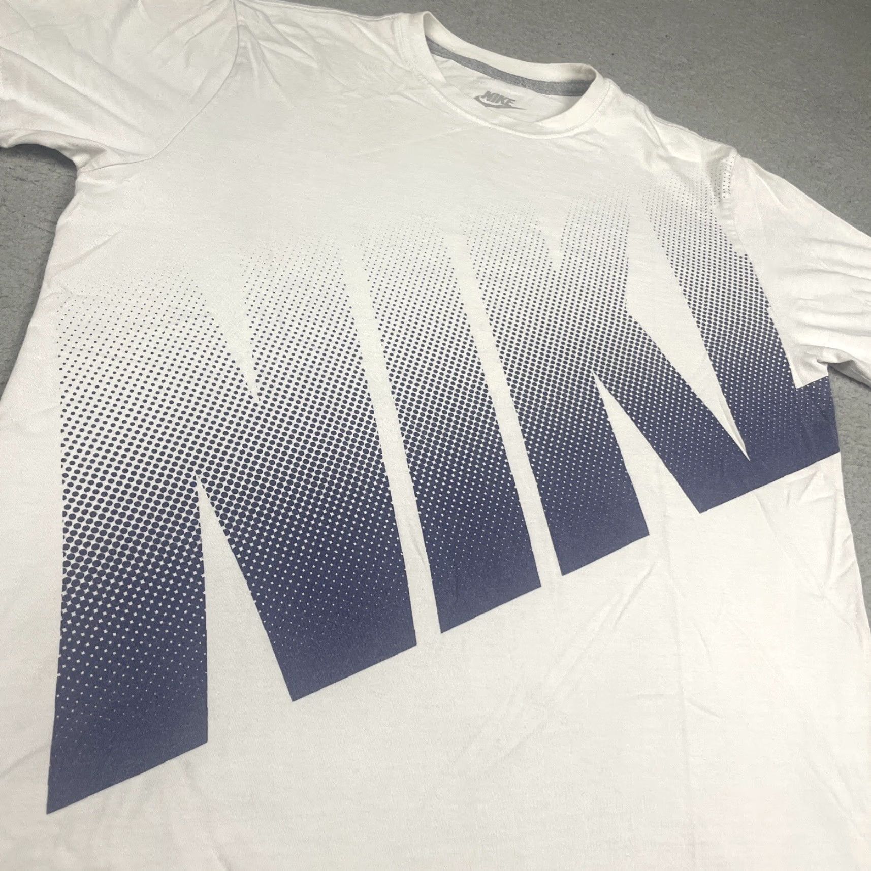 Nike VINTAGE Nike Tshirt Shirt Mens L White Blue Graphic Tee Sports Fade Excercise Size US L / EU 52-54 / 3 - 4 Thumbnail