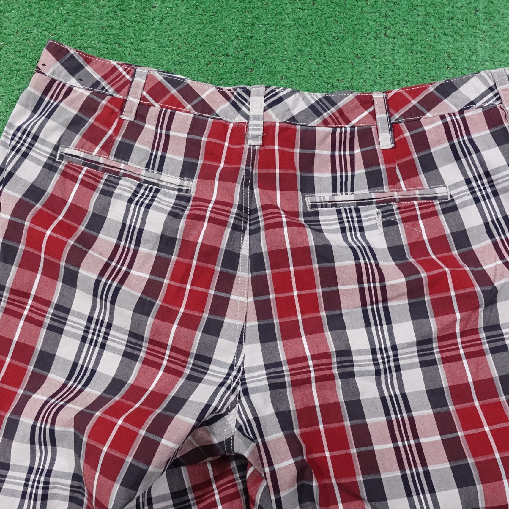 Croft & Barrow Vintage Croft & Barrow Red Check Cotton Flat Front Chino Shorts Adult Size 38 Mens Size US 38 / EU 54 - 4 Thumbnail