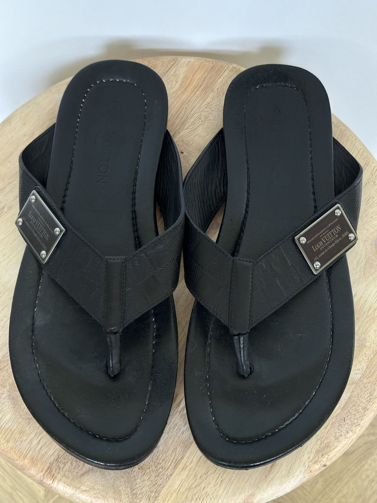 Designer × Louis Vuitton Louis Vuitton leather flip flops sandals metal logo Size US 7 / EU 40 - 6 Thumbnail