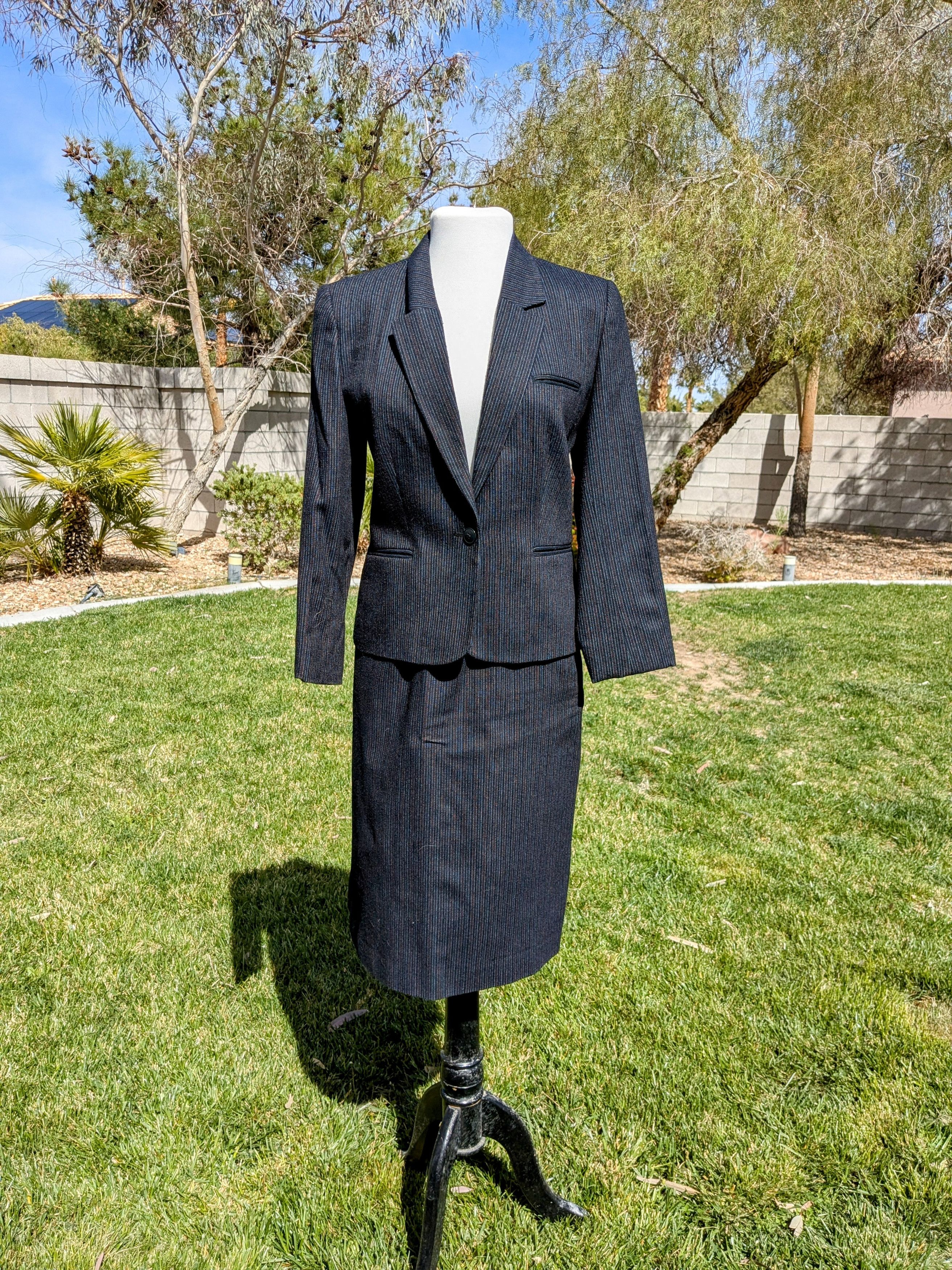 Designer Classic Pinstriped Sz7 Petite Business Coat+Skirt Suit EUC Size S / US 4 / IT 40 - 1 Thumbnail