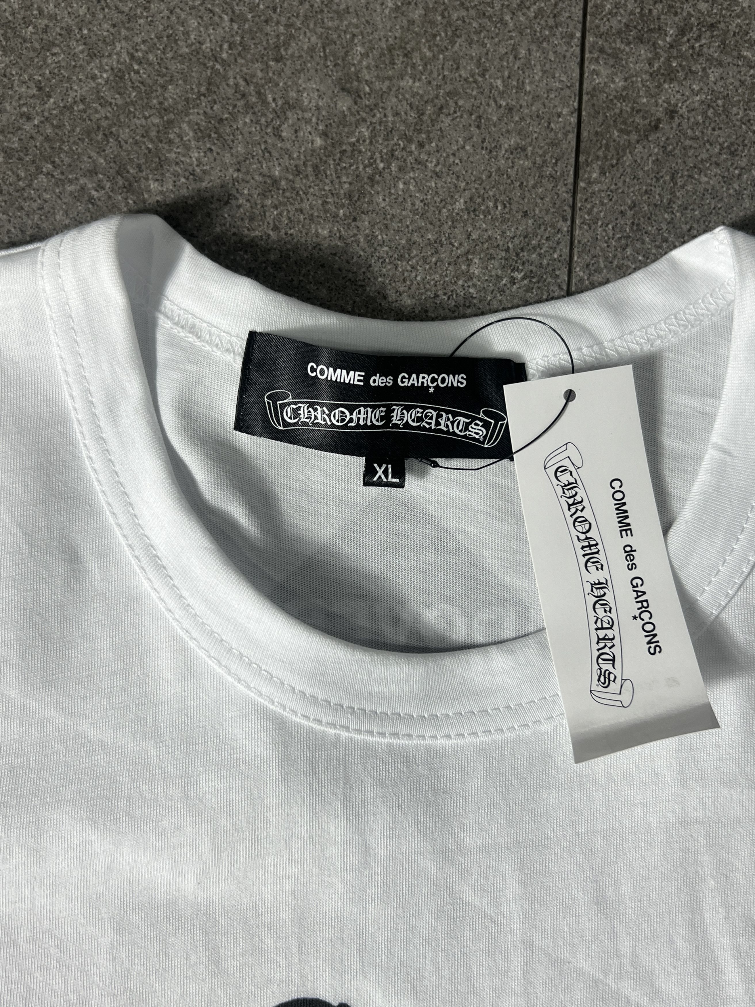 Chrome Hearts × Comme des Garcons × Dover Street Market CDG x Chrome Hearts X DSM Tee White XL Logo Print Size US XL / EU 56 / 4 - 4 Thumbnail