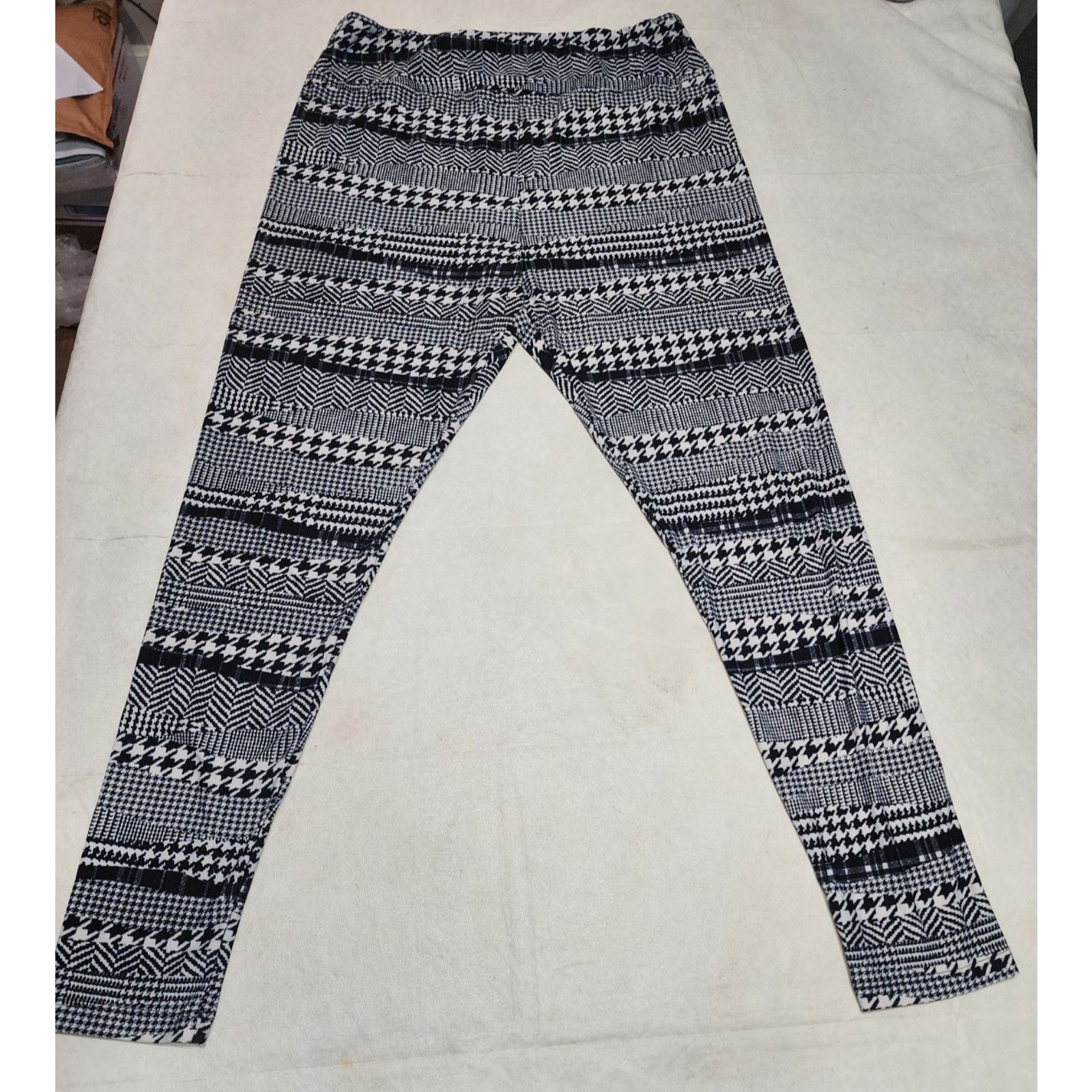 Other Lularoe Leggings Womens TC2 Tall Curvy 2 Pants Black White Size 38" / US 16 / IT 52 - 1 Thumbnail
