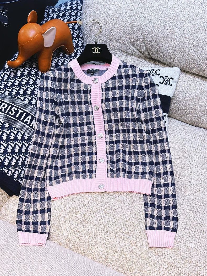 Chanel Chanel 21B pink long-sleeved plaid letter buckle knitted c Size XXS / US 00 / IT 34 - 1 Thumbnail