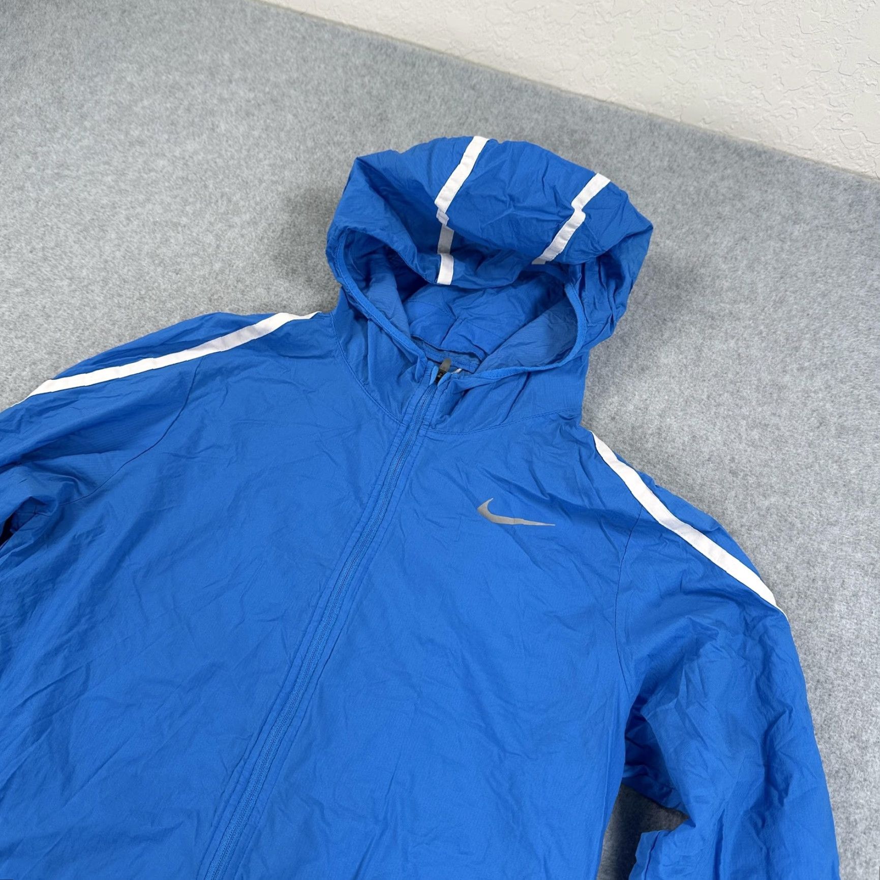 Nike Nike Jacket Womens Small Blue Hooded Full Zip Running Windbreaker Reflective Size S / US 4 / IT 40 - 2 Thumbnail