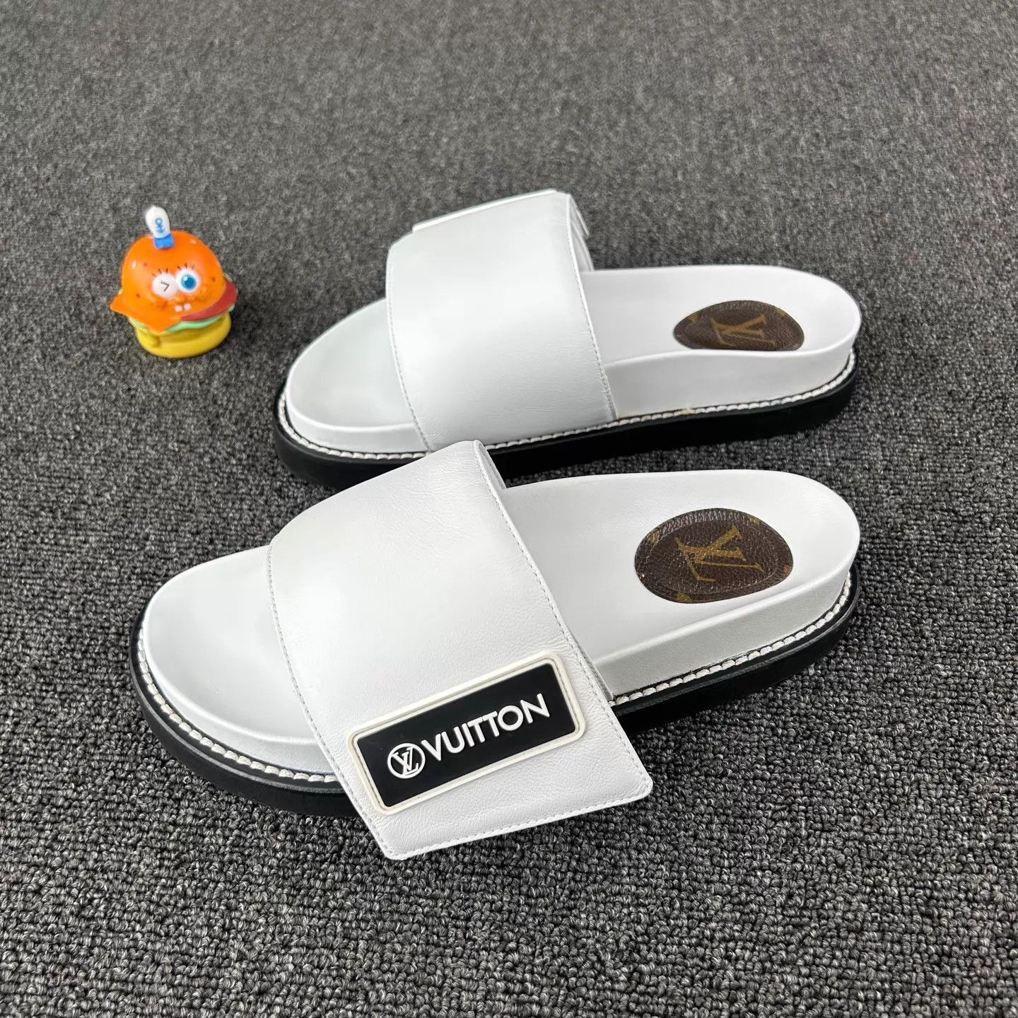 Louis Vuitton Louis Vuitton White Slippers 37 HB6839 Size US 6.5 / IT 36.5 - 1 Thumbnail