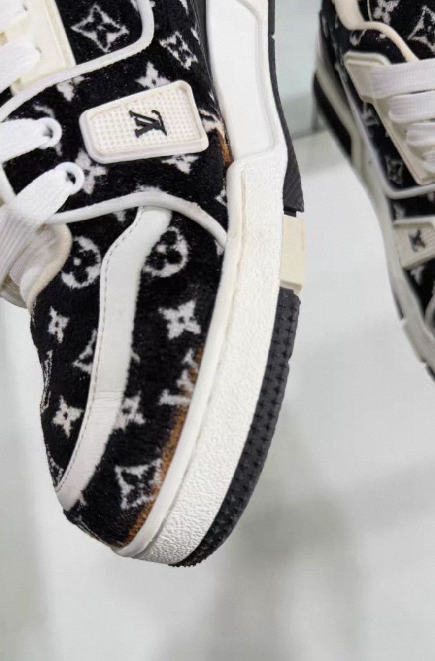 Louis Vuitton Louis Vuitton Trainer flocked black and white full-print c Size US 7 / EU 40 - 5 Thumbnail